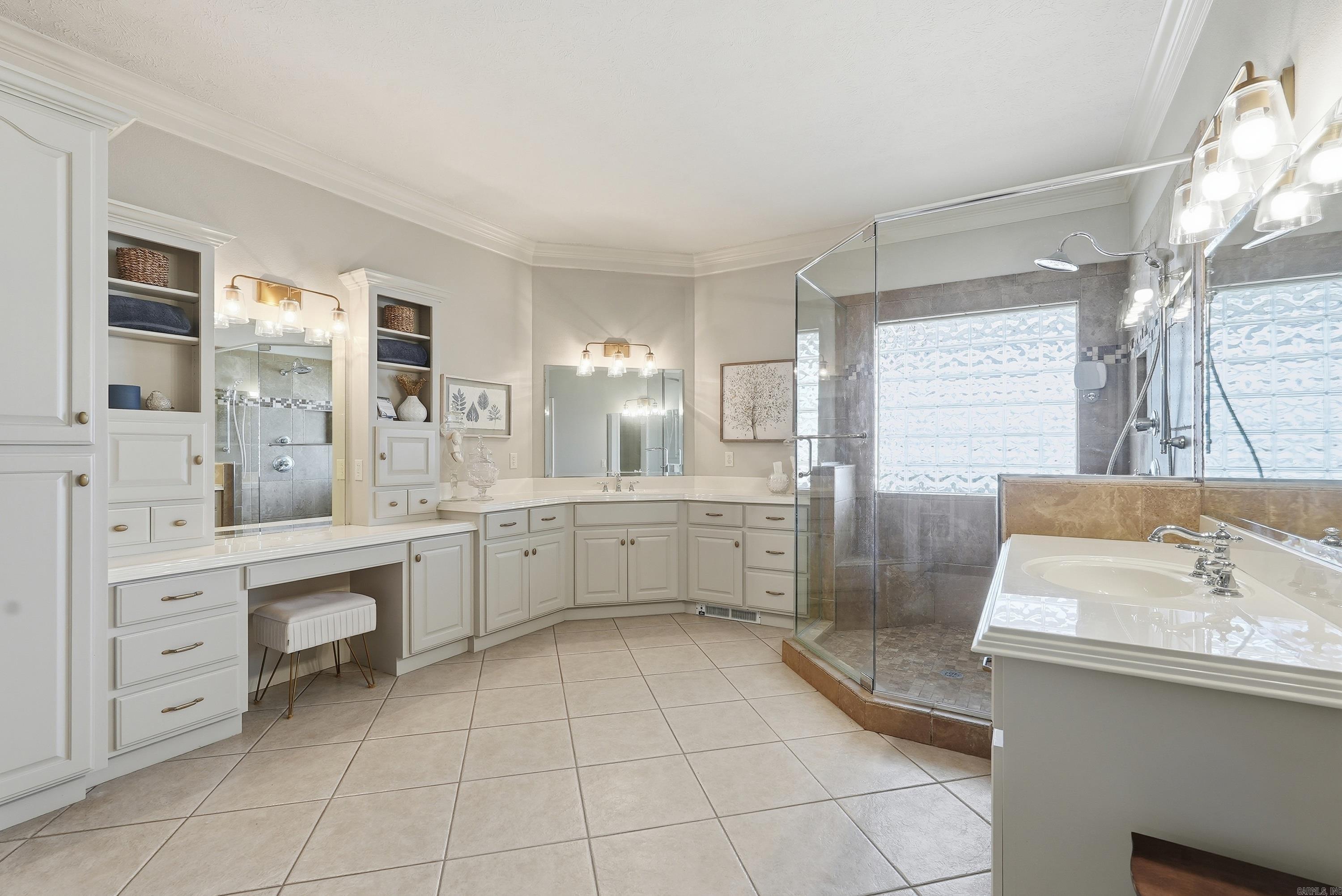 12 Lacie  Greenbrier, AR