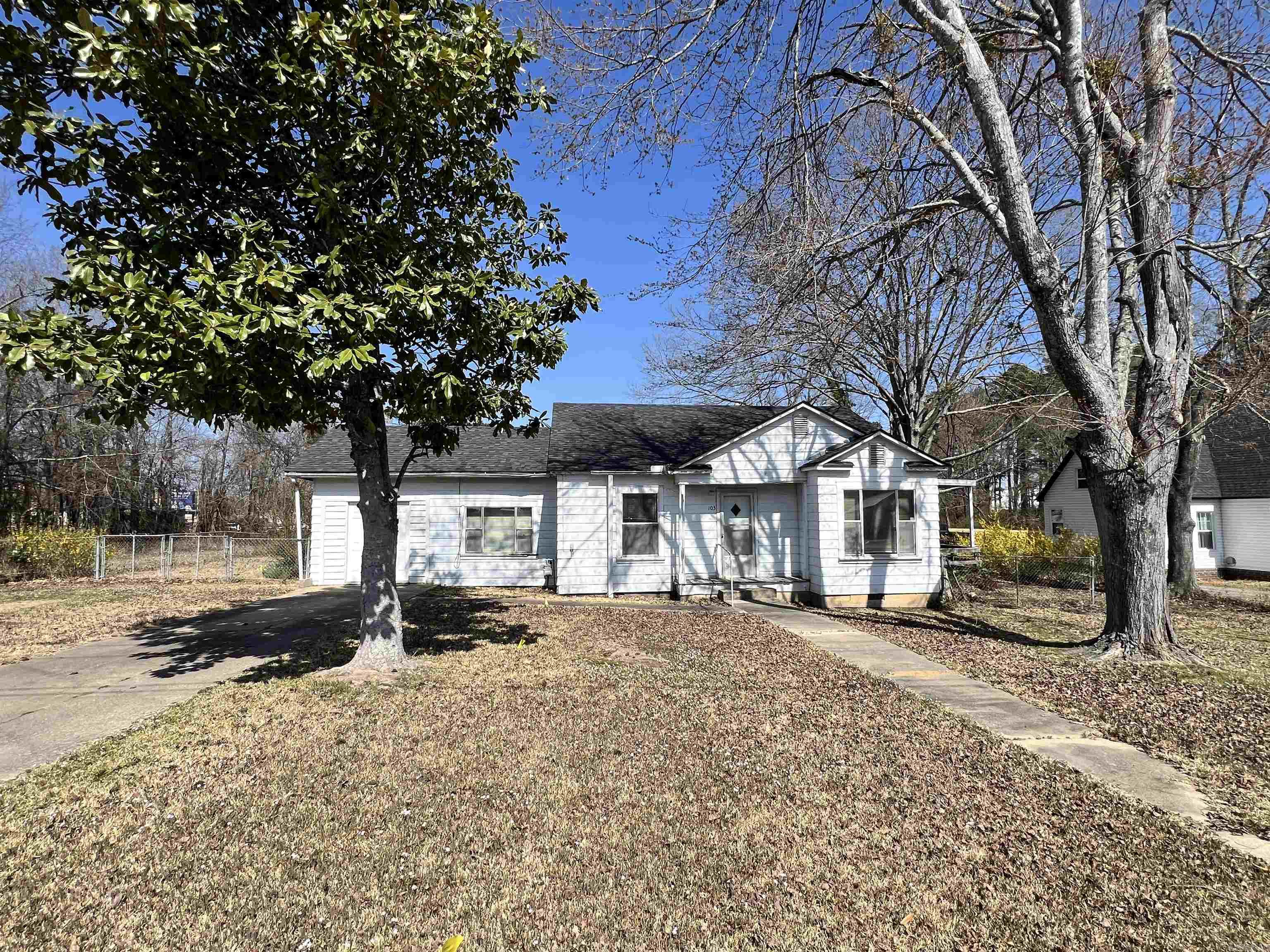 103 E Victory  Star City, AR