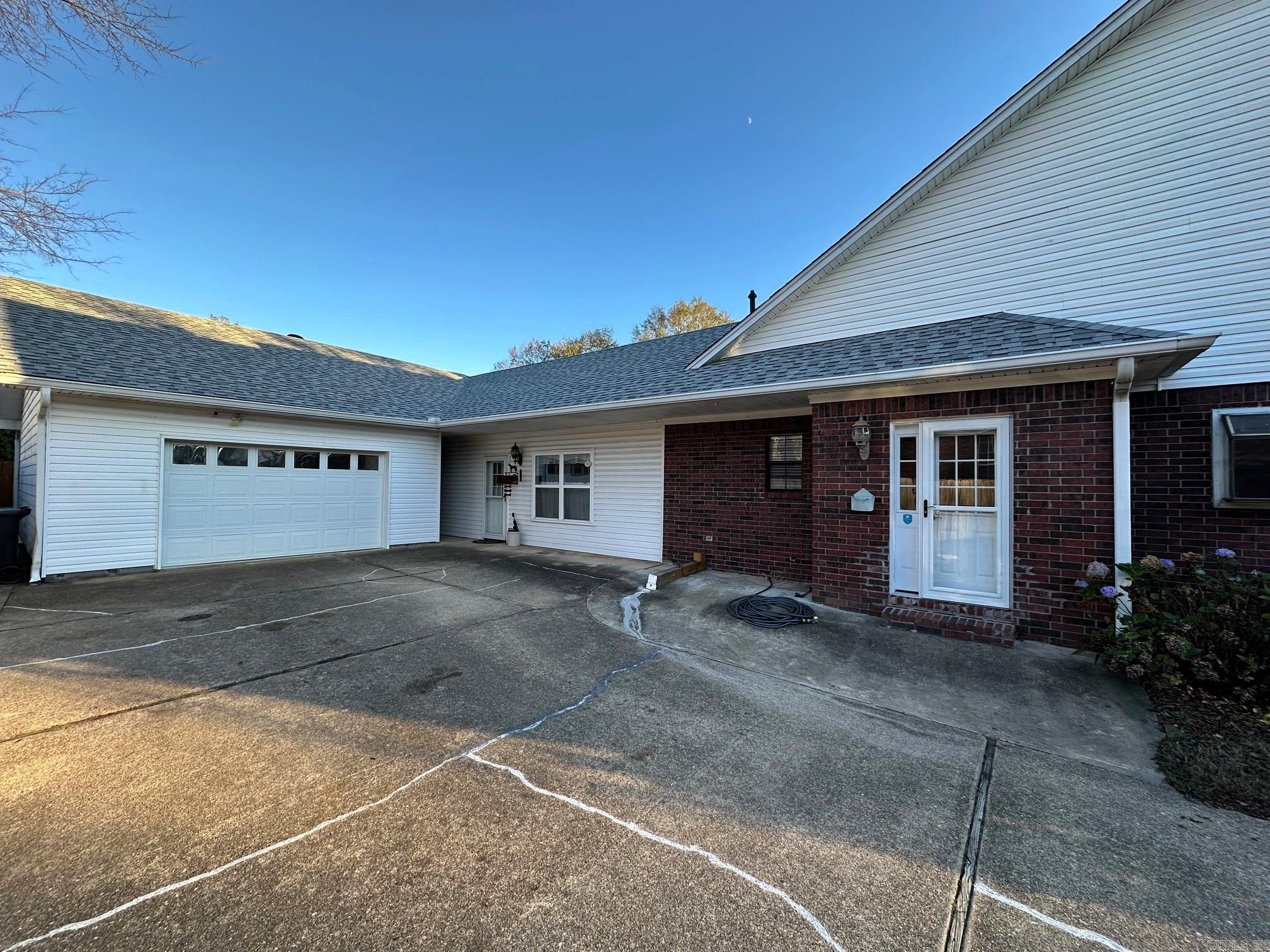 208 Summerfield Dr.  Bryant, AR