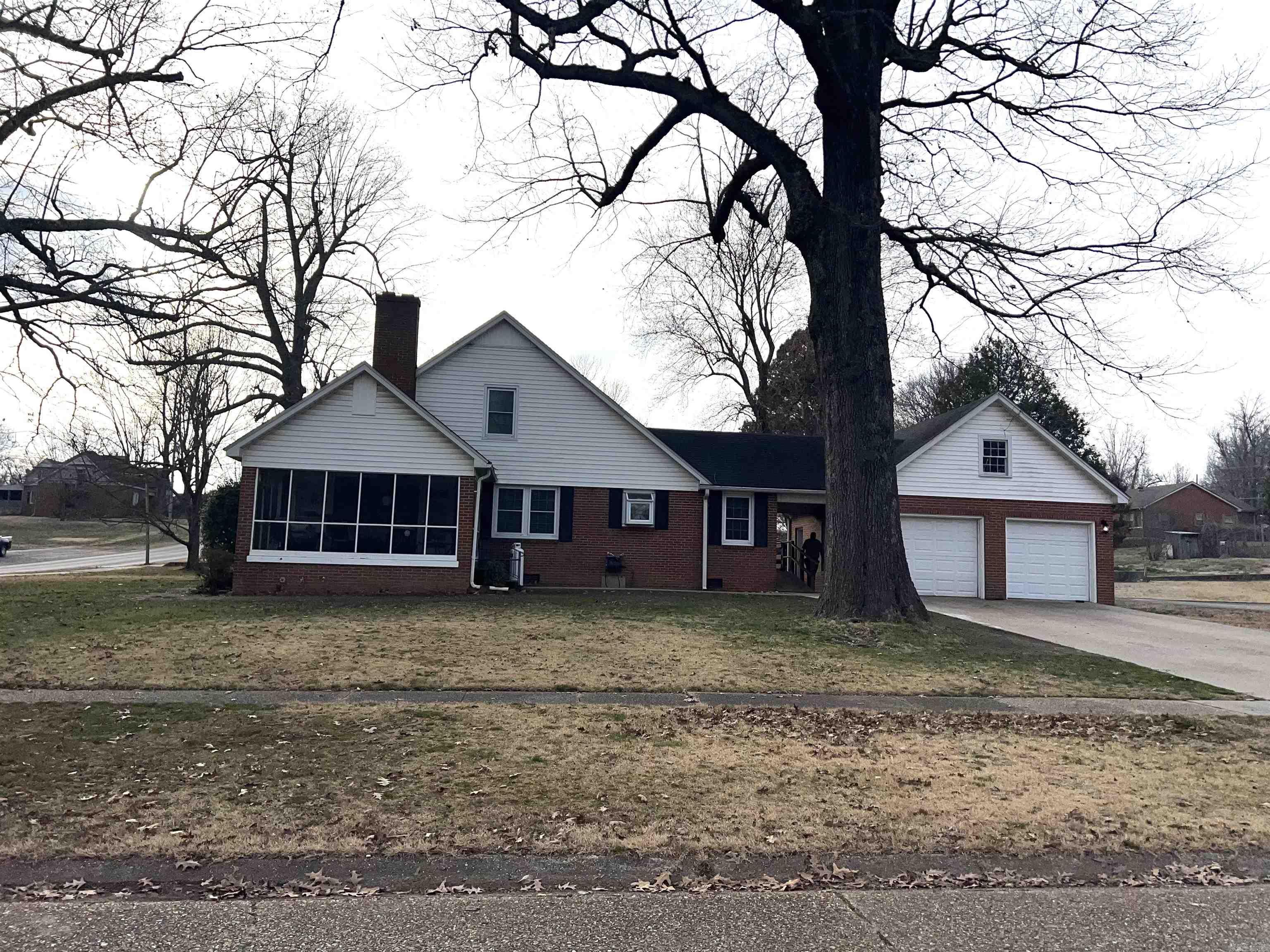 827 W Main  Piggott, AR