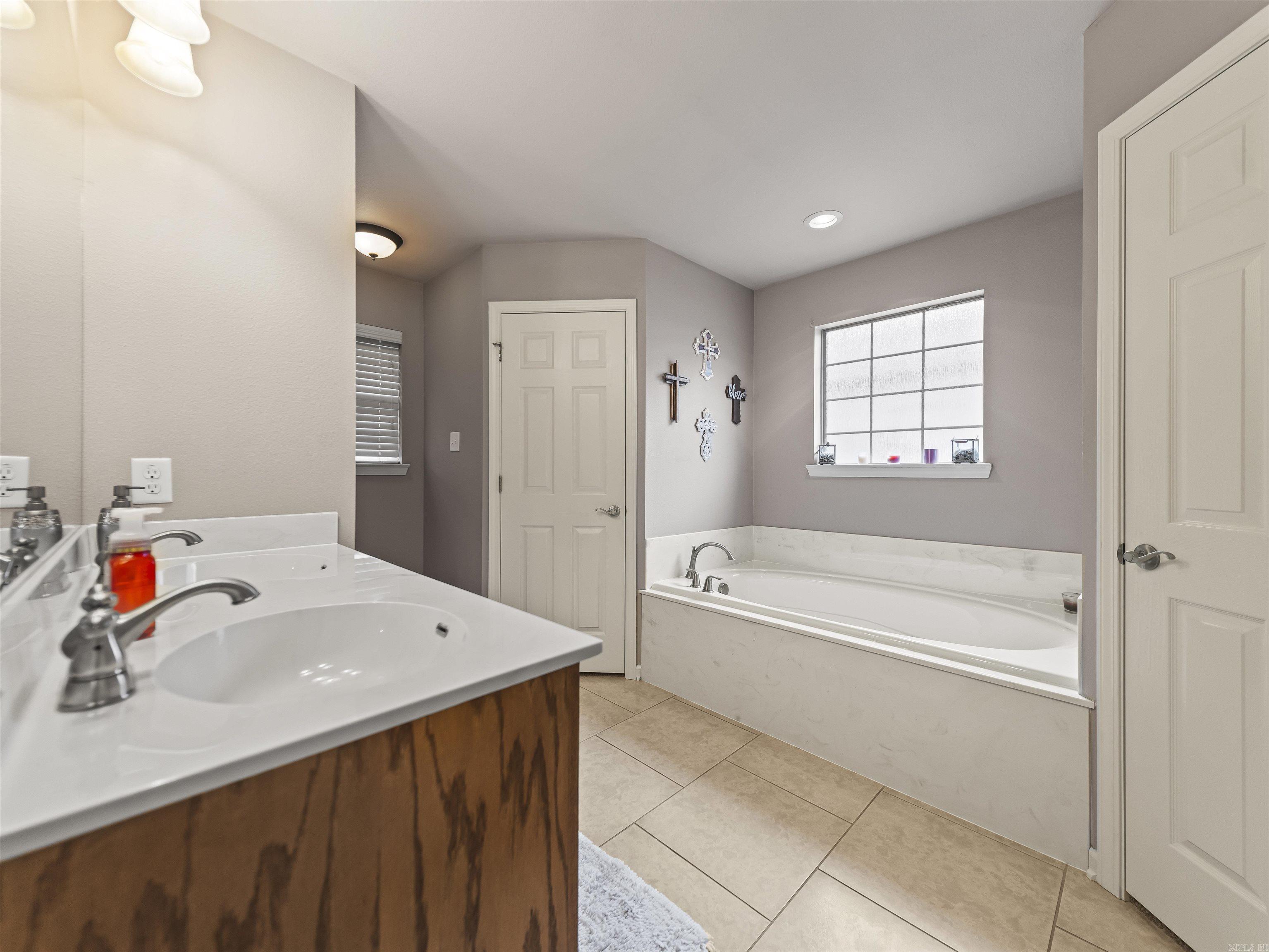 1815 Milburn Dr  Benton, AR