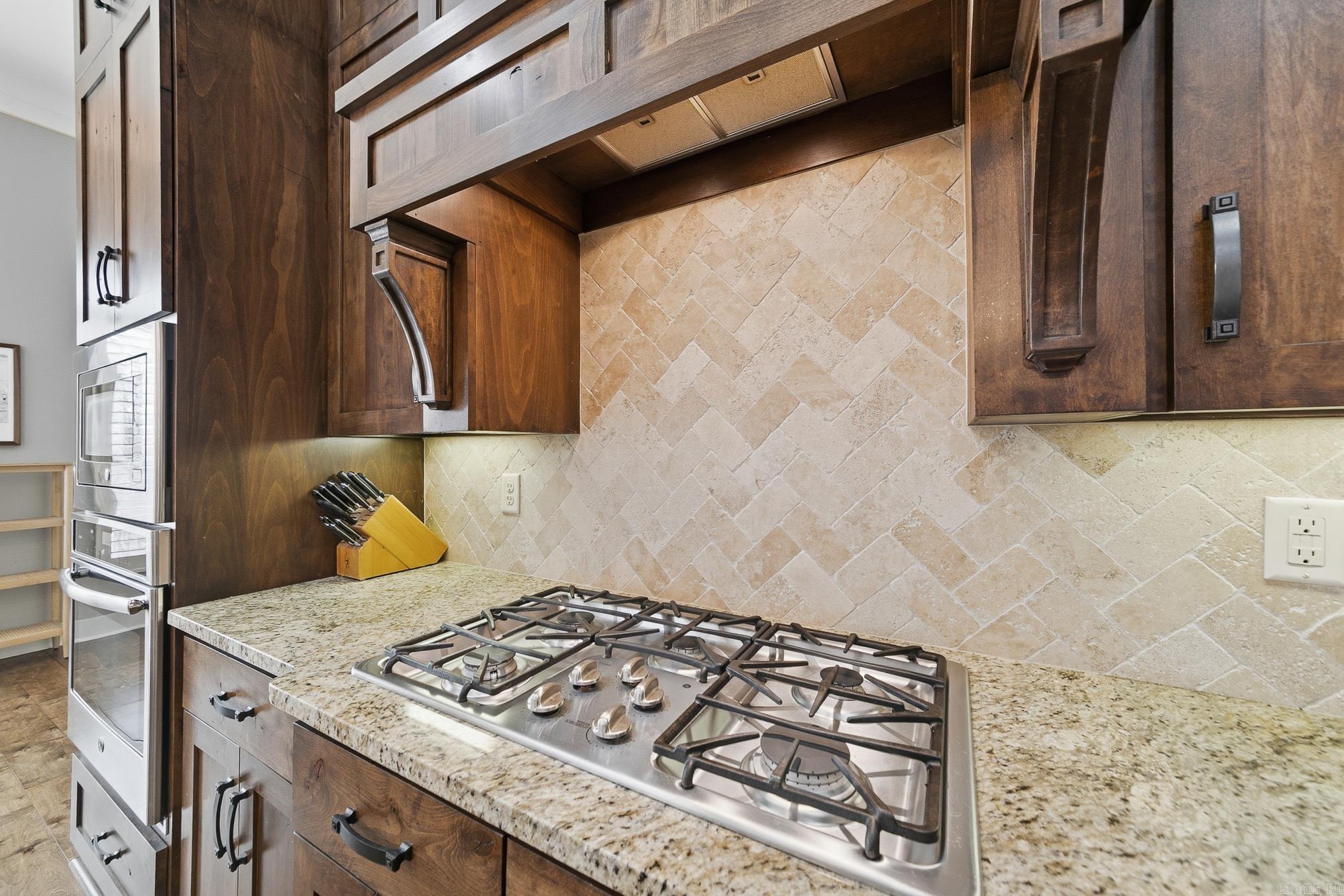 205 Lake Valley  Maumelle, AR