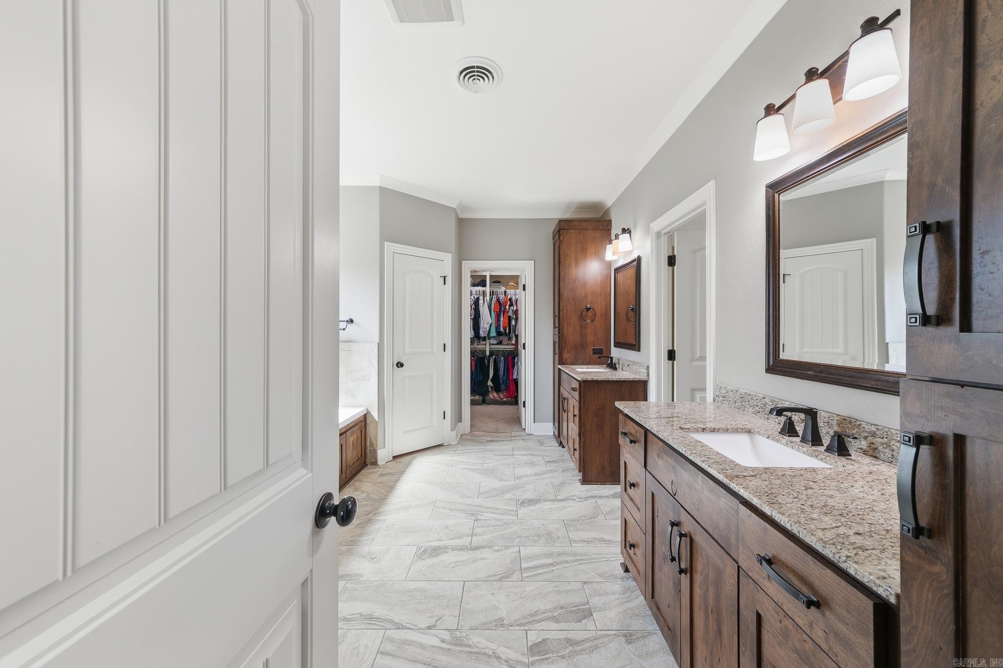 205 Lake Valley  Maumelle, AR