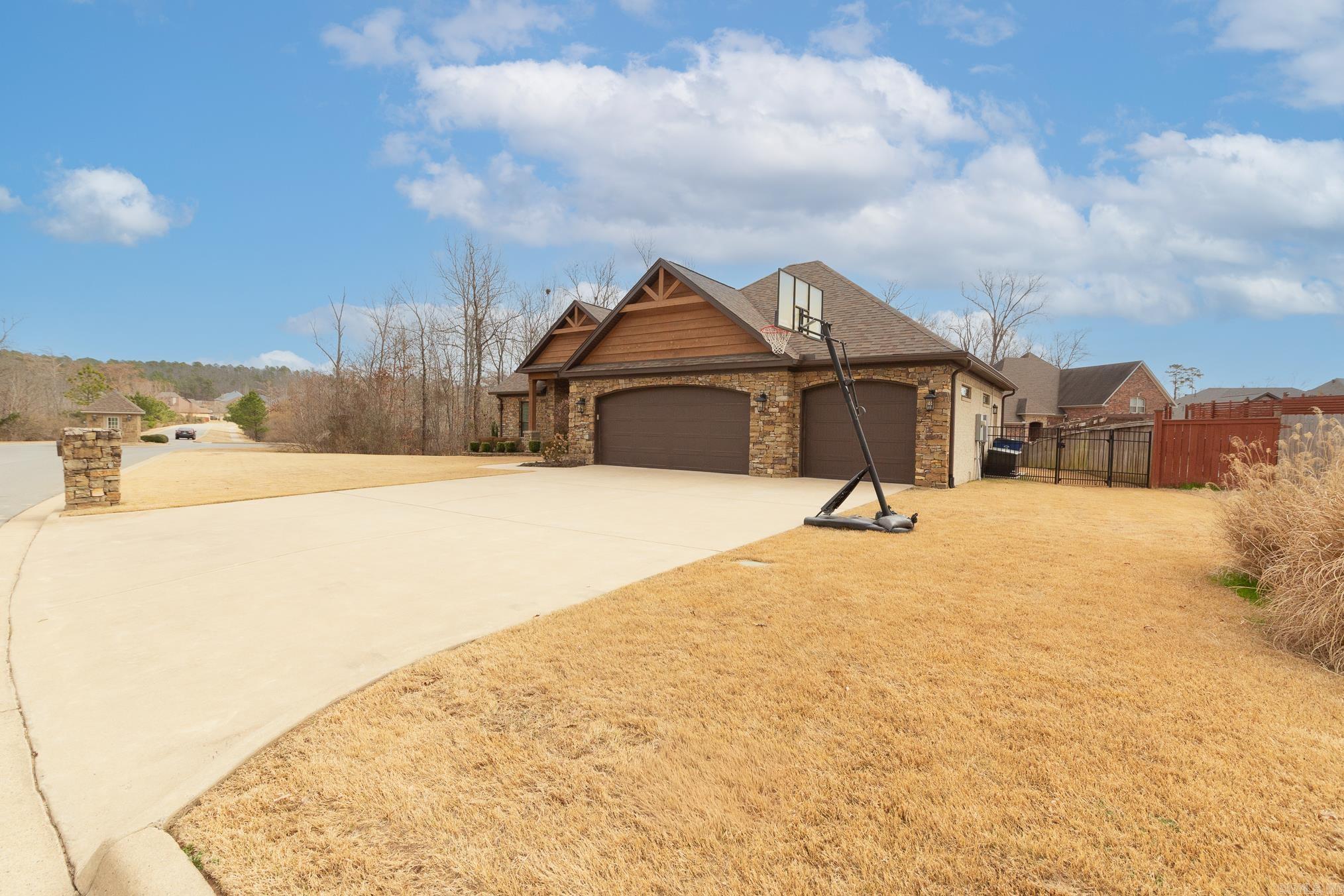 205 Lake Valley  Maumelle, AR