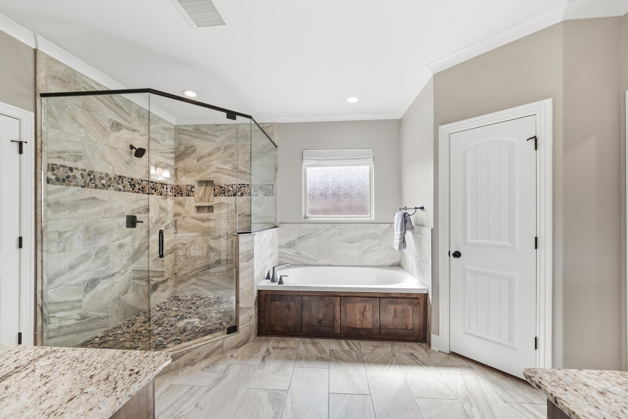 205 Lake Valley  Maumelle, AR