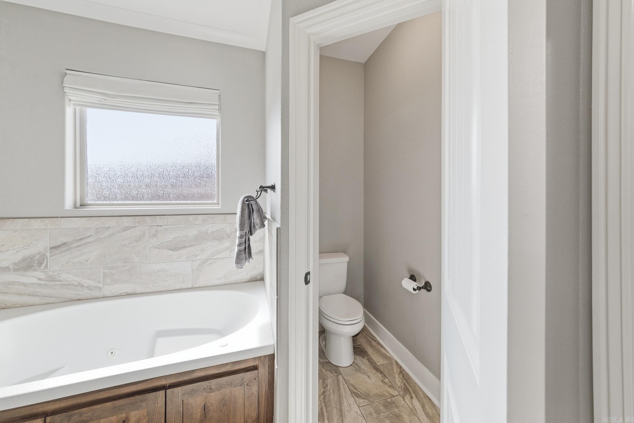 205 Lake Valley  Maumelle, AR