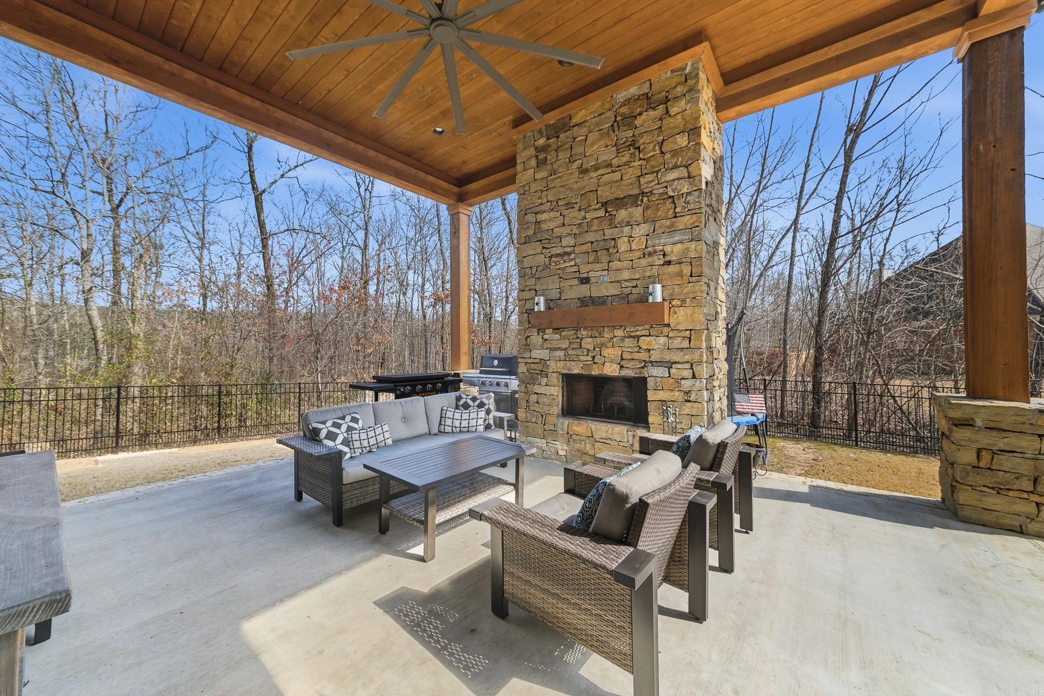 205 Lake Valley  Maumelle, AR