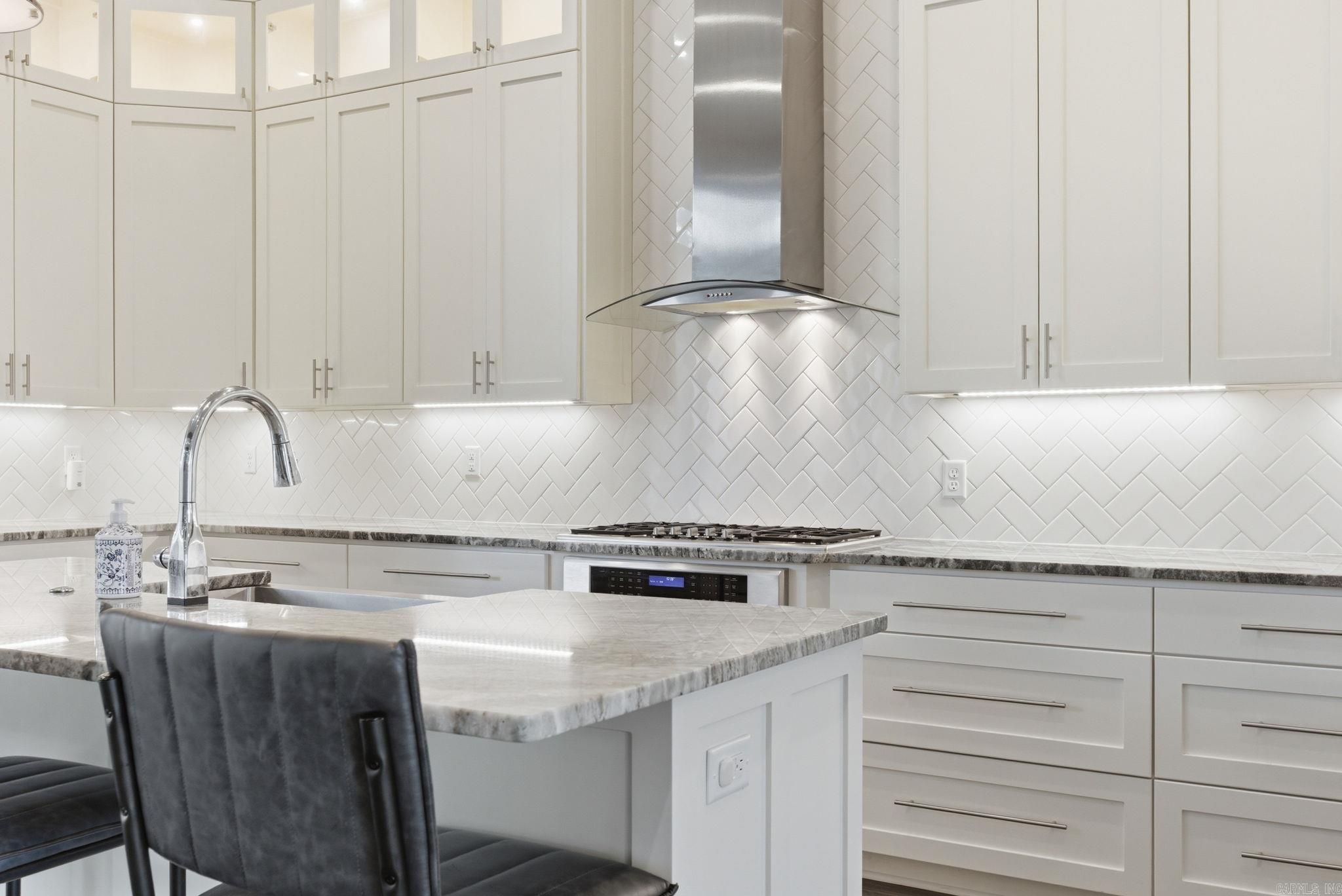 6736 HILO  Benton, AR