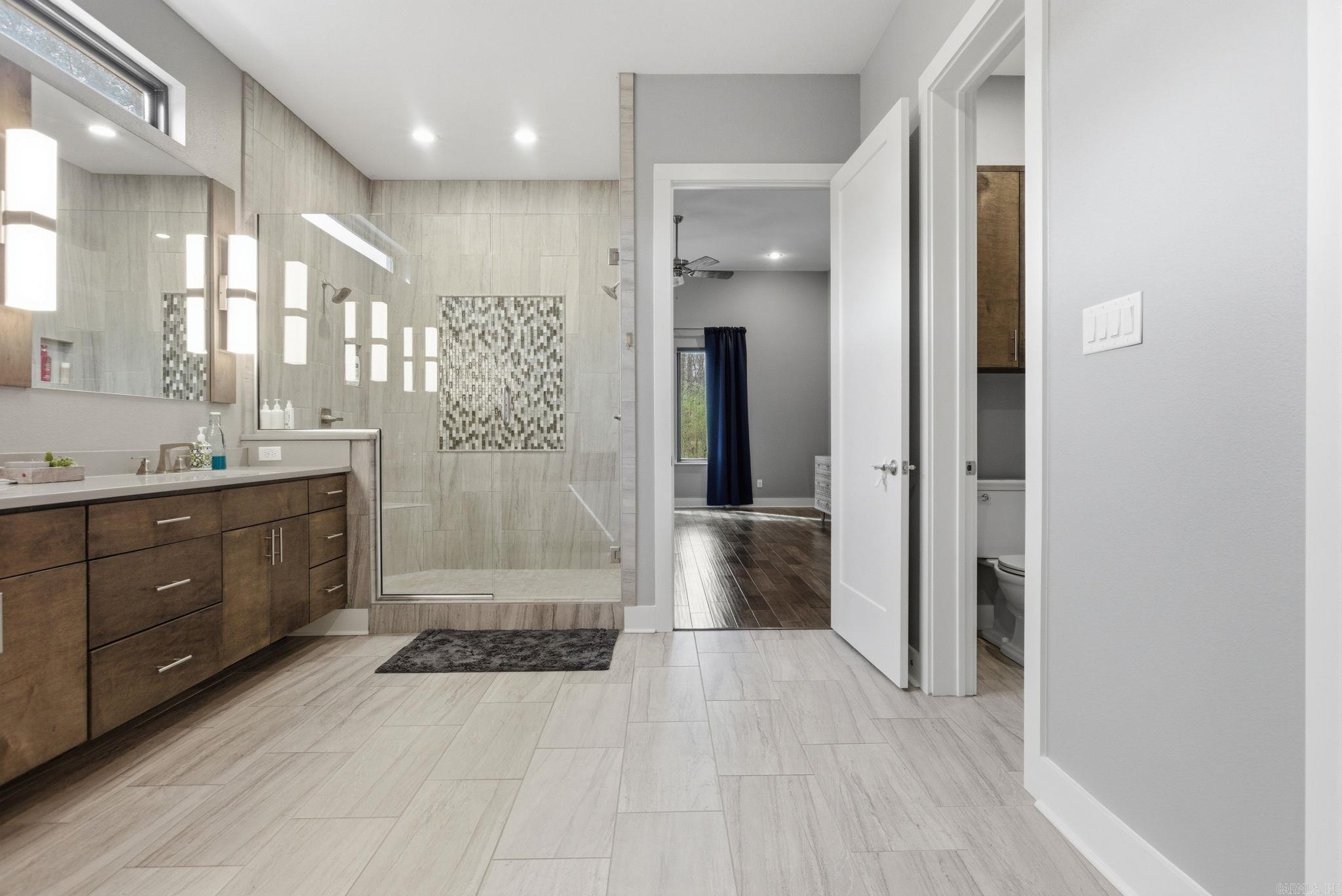 6736 HILO  Benton, AR