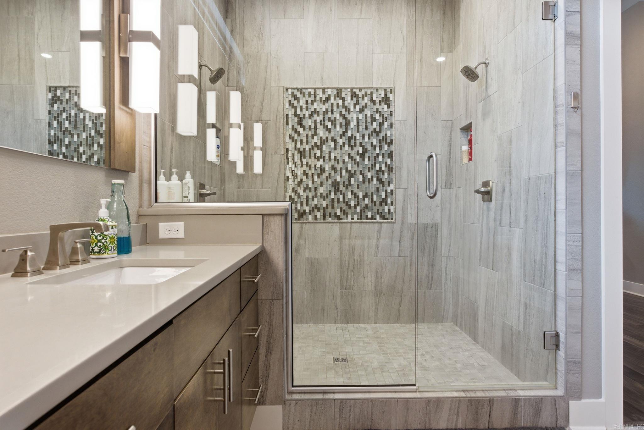 6736 HILO  Benton, AR