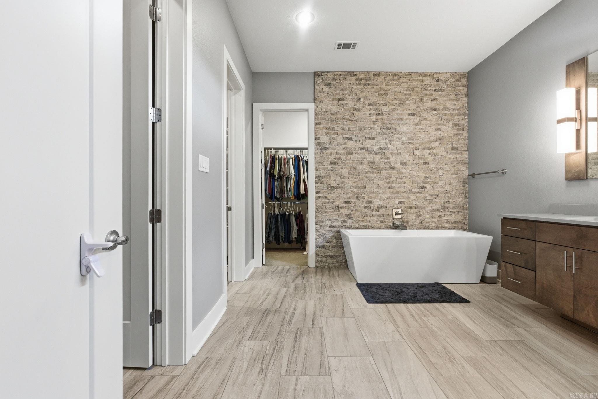 6736 HILO  Benton, AR