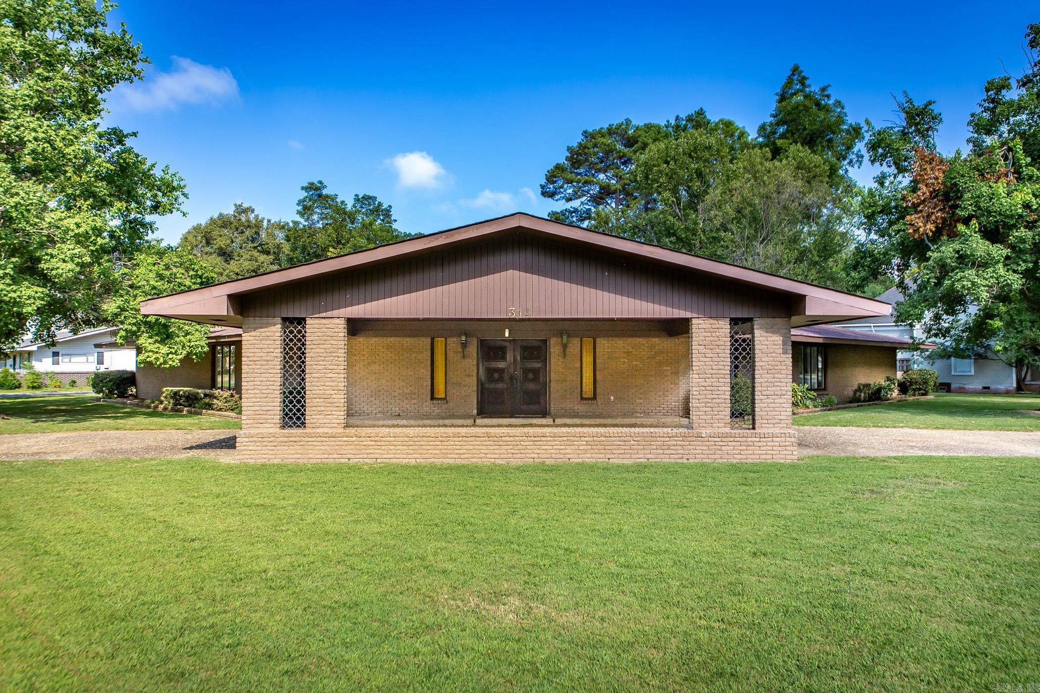 314 SE 5th  England, AR