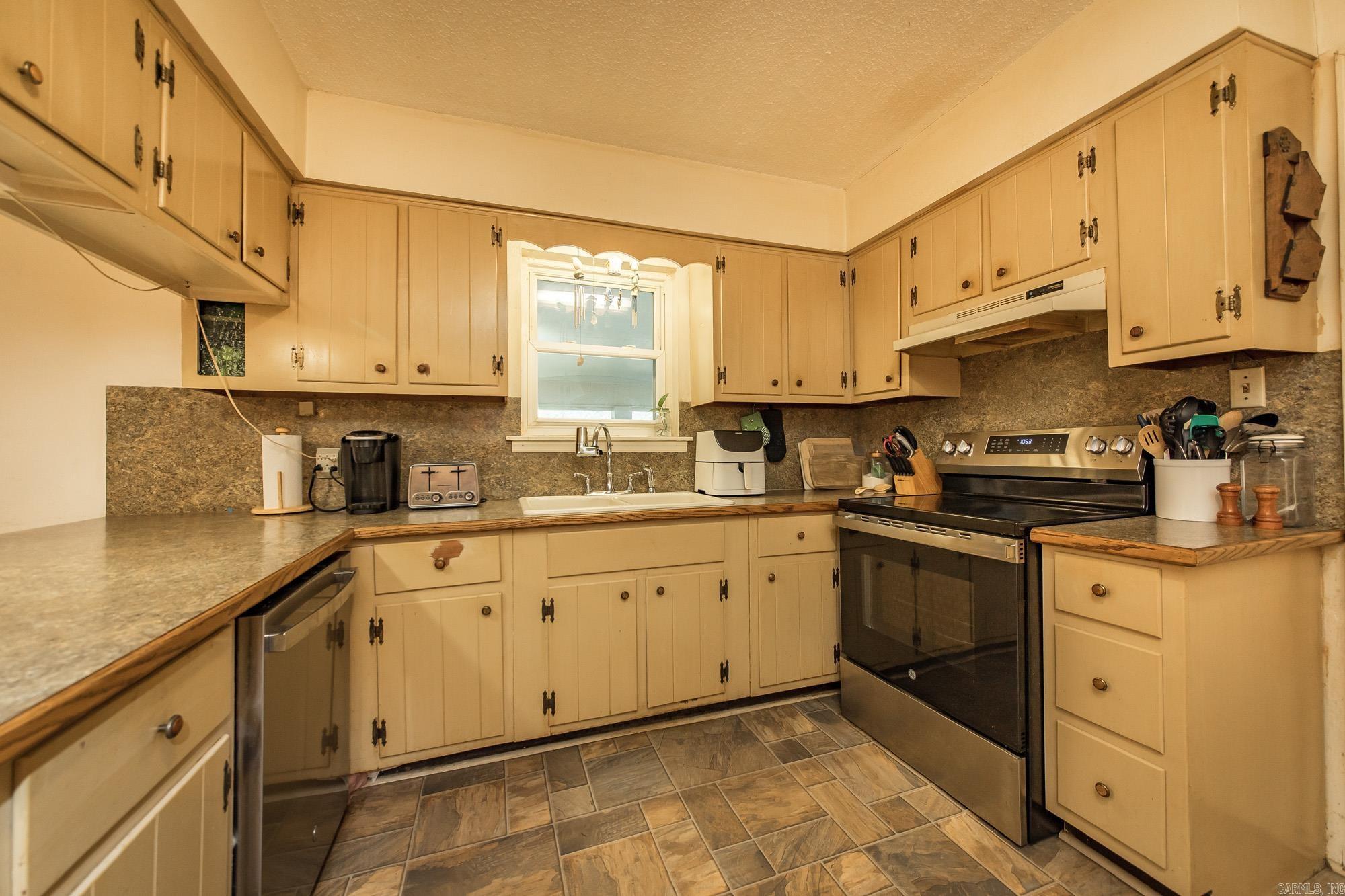 1129 W Main St  Austin, AR