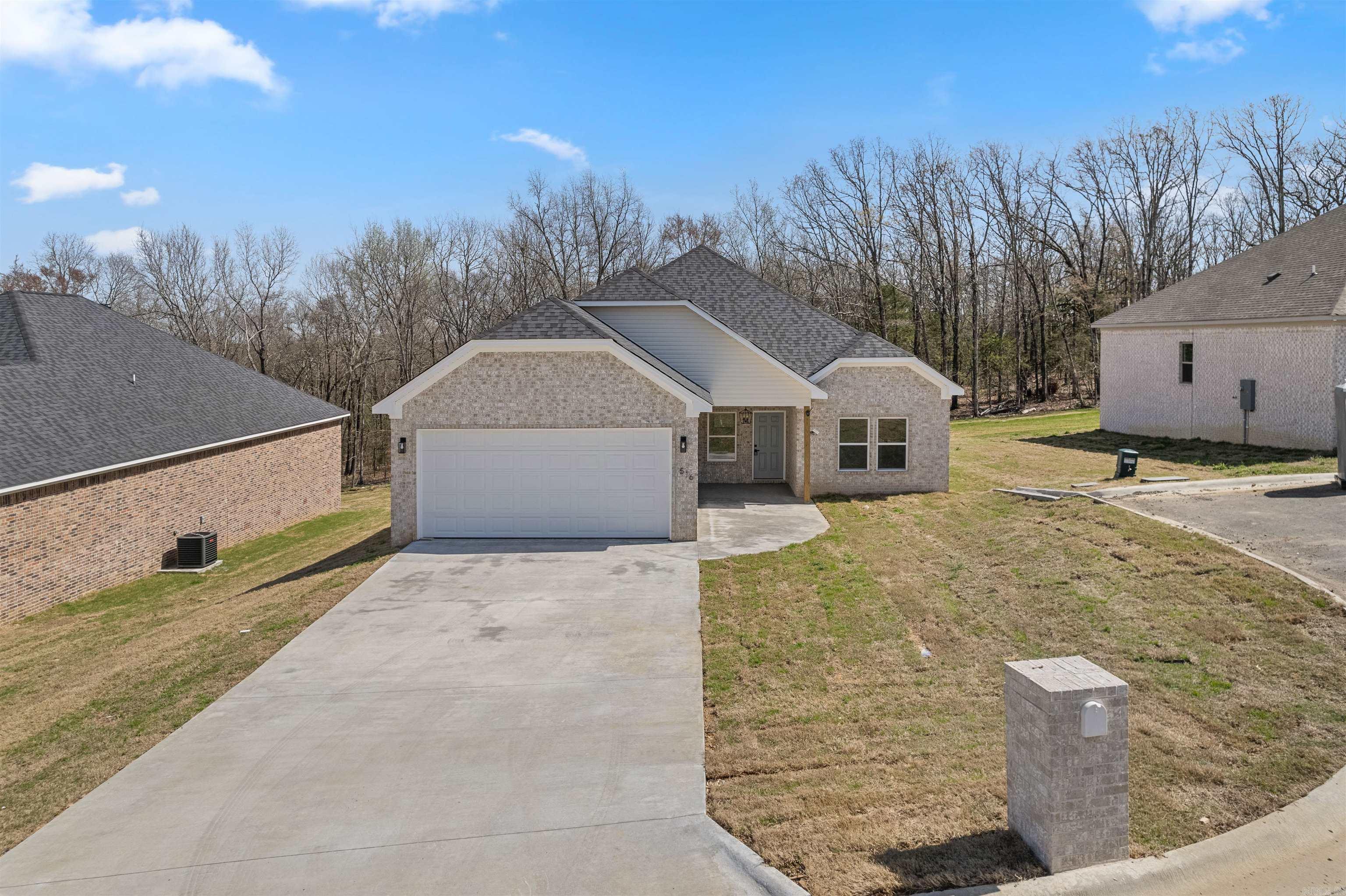 516 Madeleine  Austin, AR