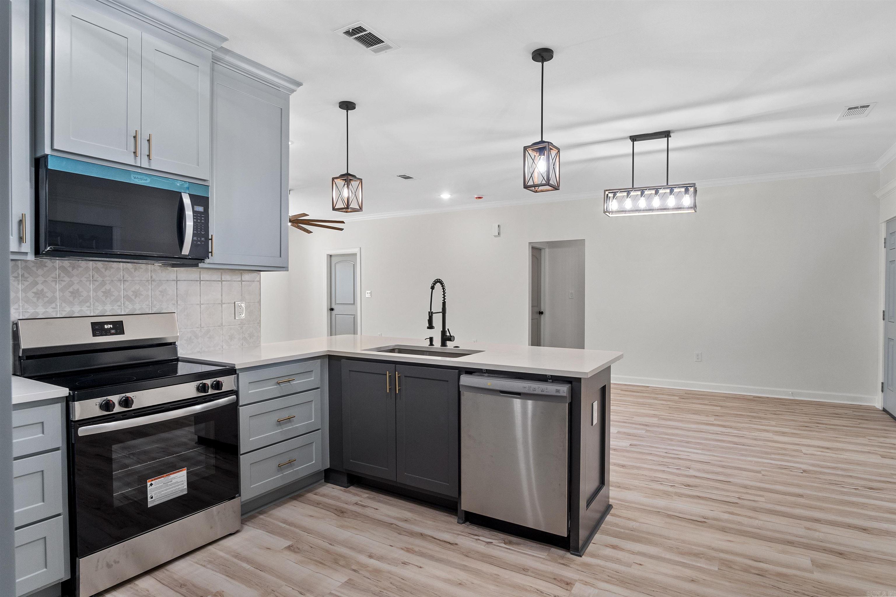 516 Madeleine  Austin, AR