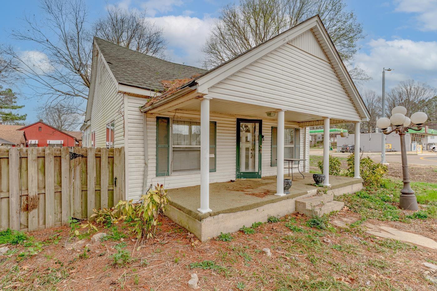 611 W Jackson  Piggott, AR