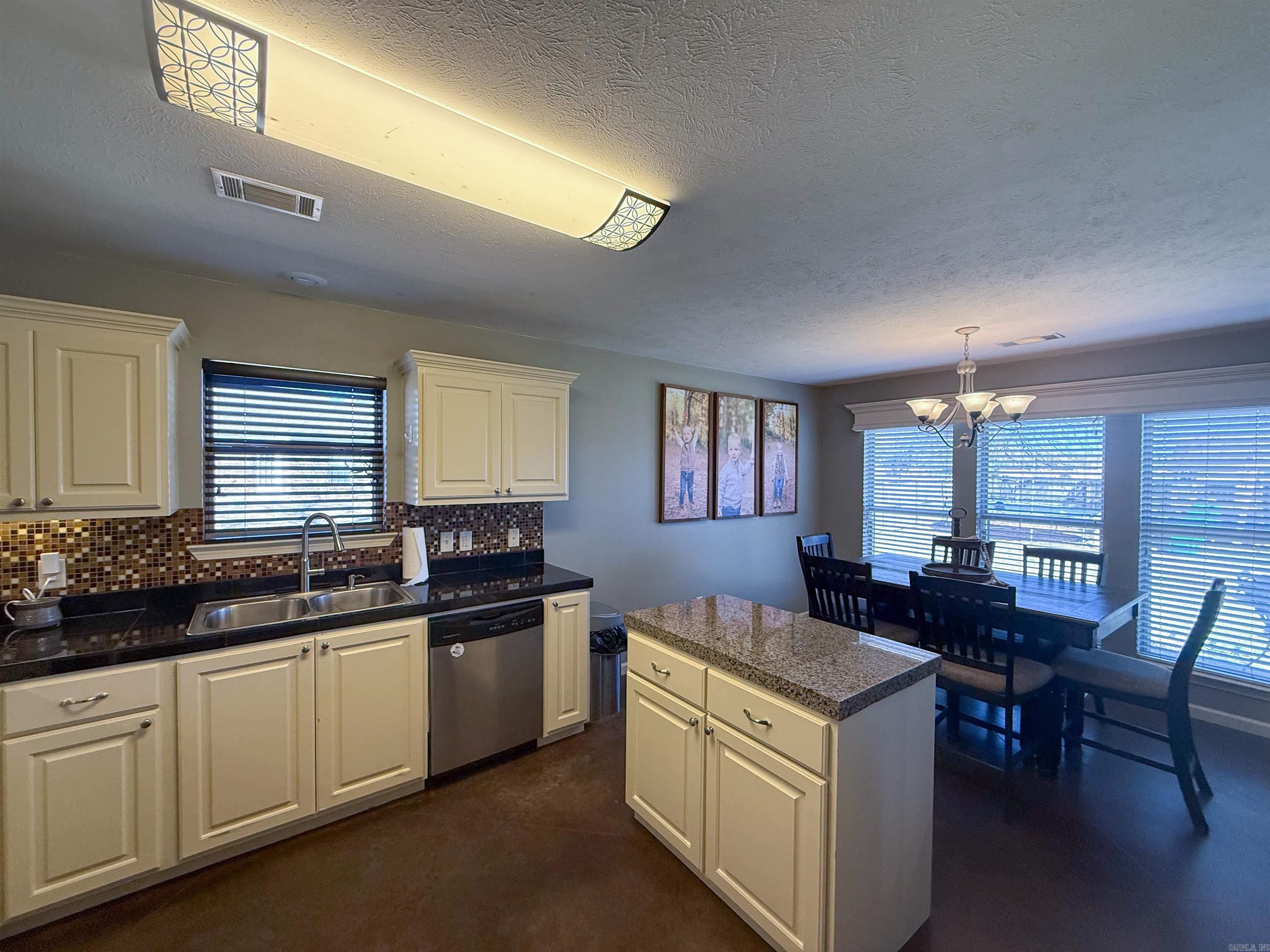 5 Golden Leaf Dr  Greenbrier, AR