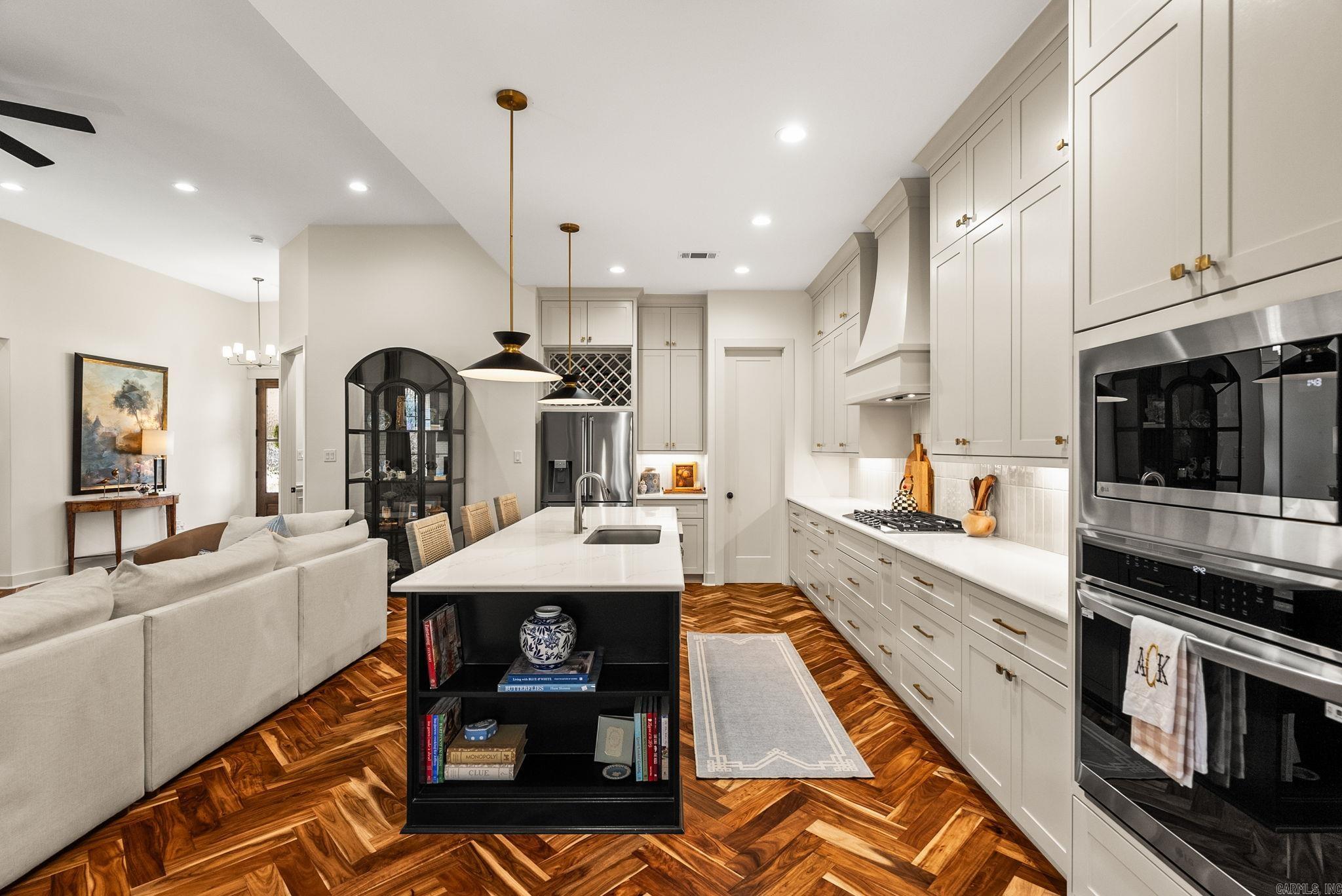 8036 N Shoreline  Benton, AR