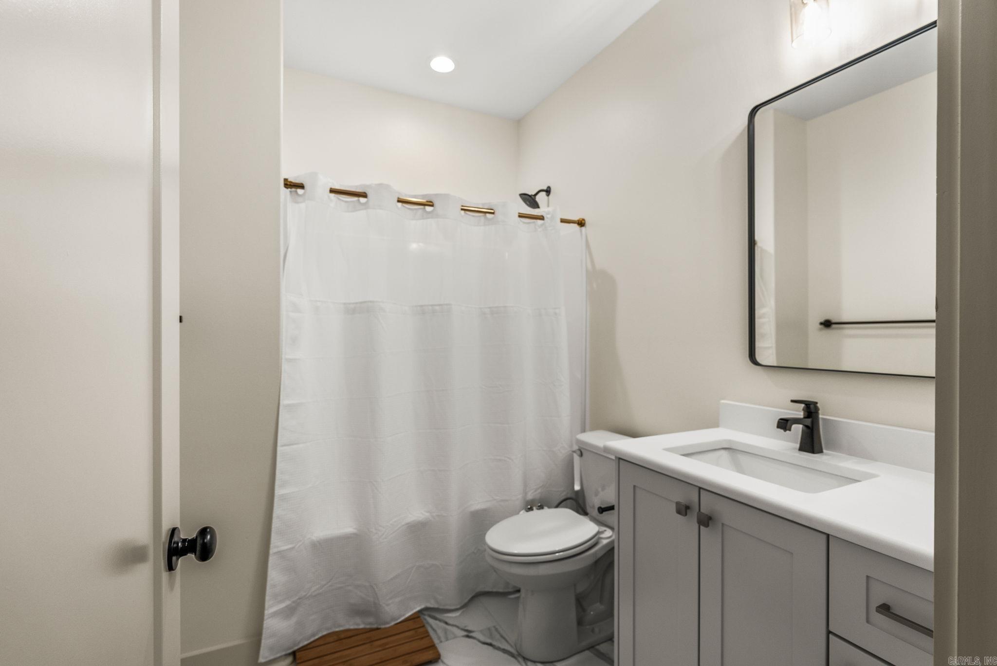 8036 N Shoreline  Benton, AR