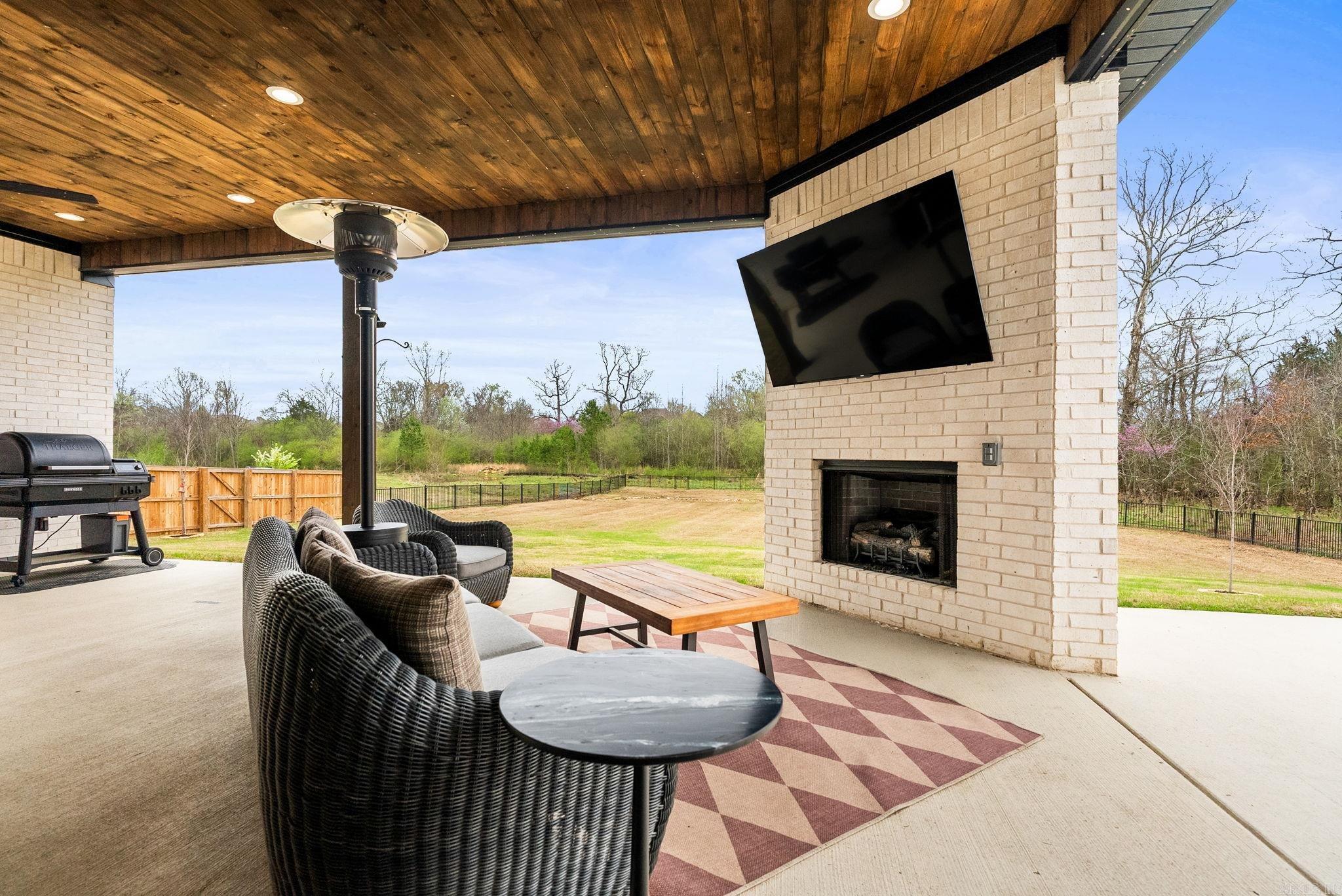 8036 N Shoreline  Benton, AR