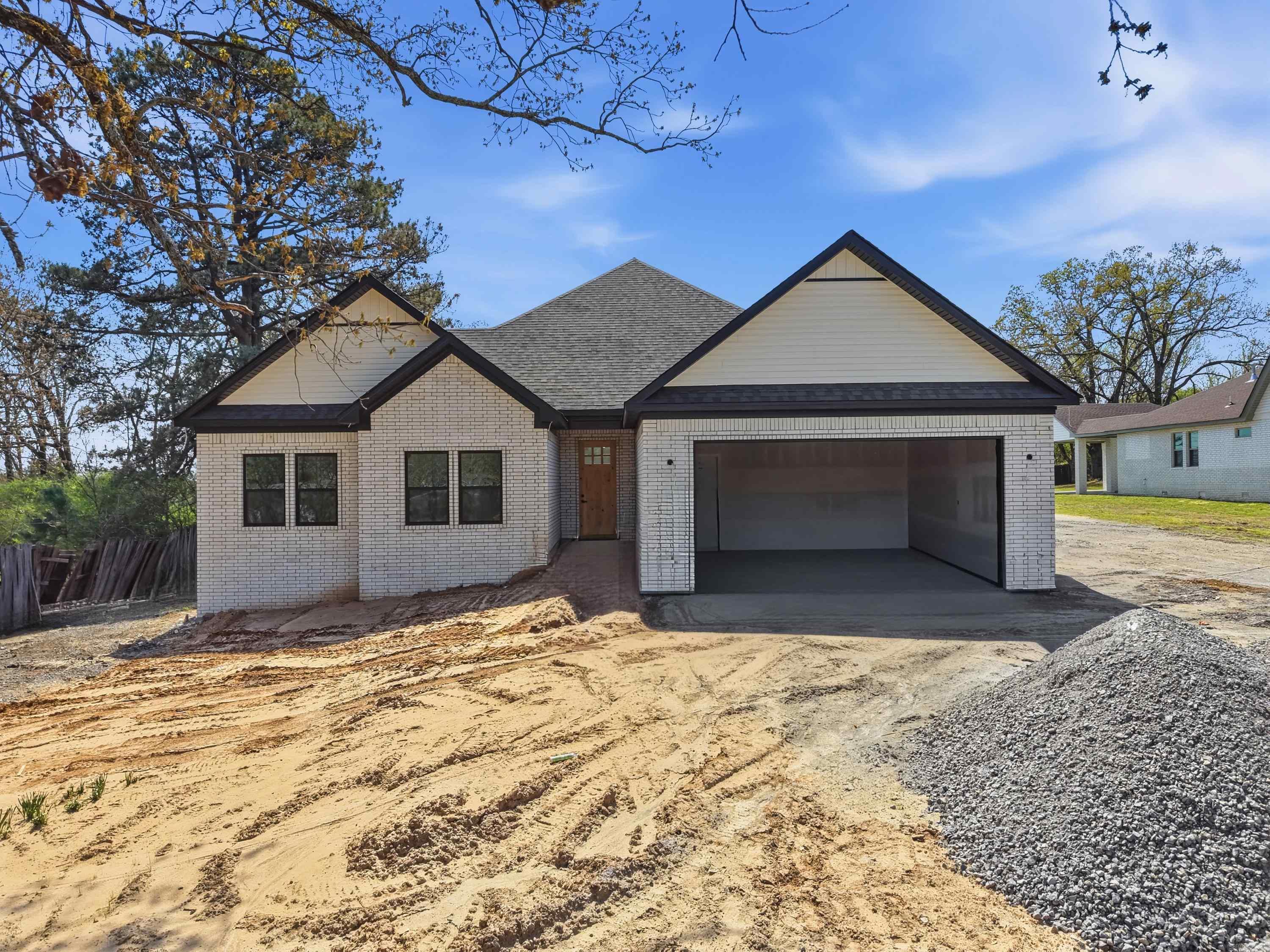 1304 E Maryland Avenue