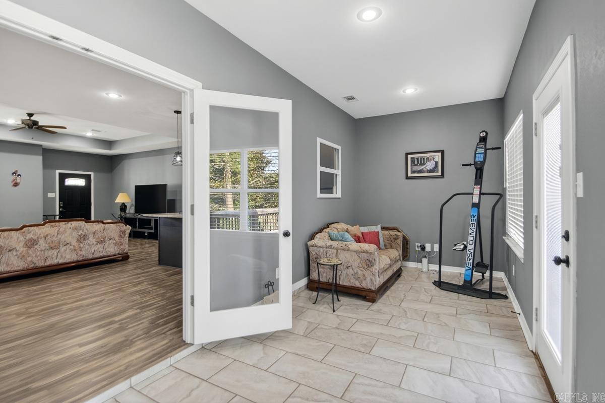 1812 E Lakeview  Benton, AR