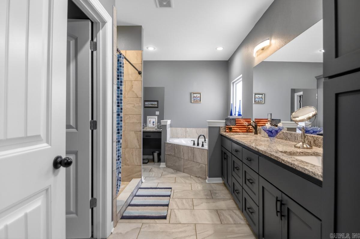 1812 E Lakeview  Benton, AR