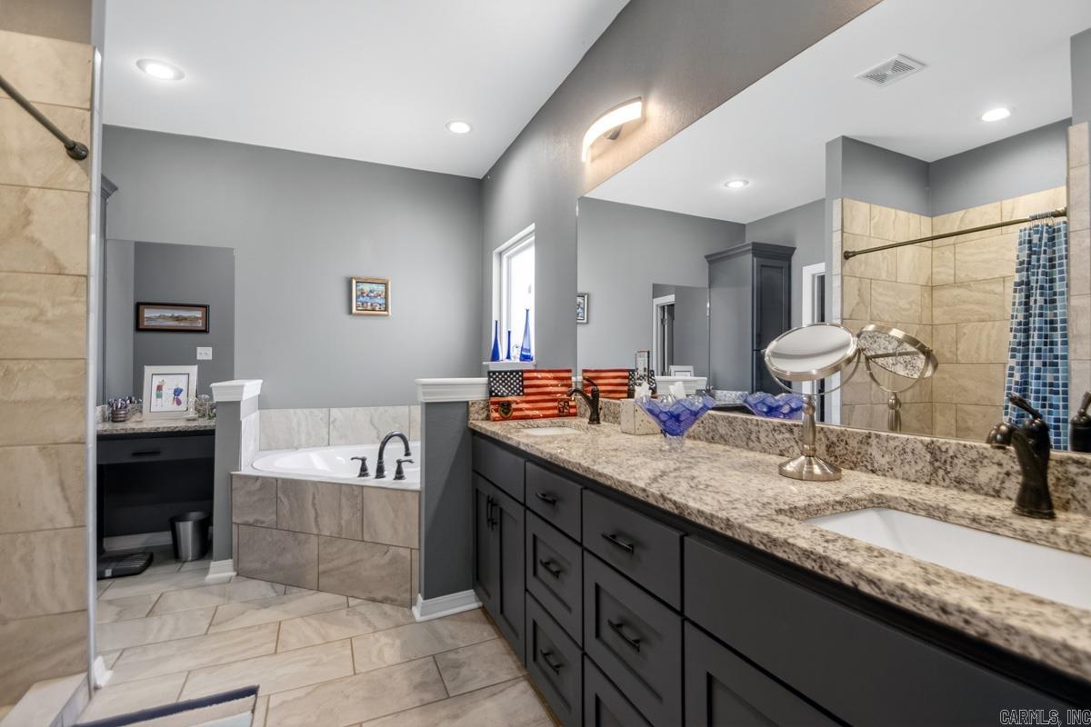 1812 E Lakeview  Benton, AR