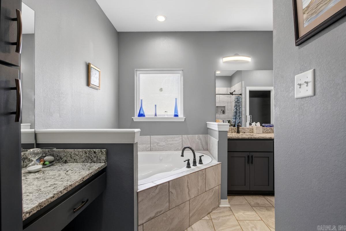 1812 E Lakeview  Benton, AR