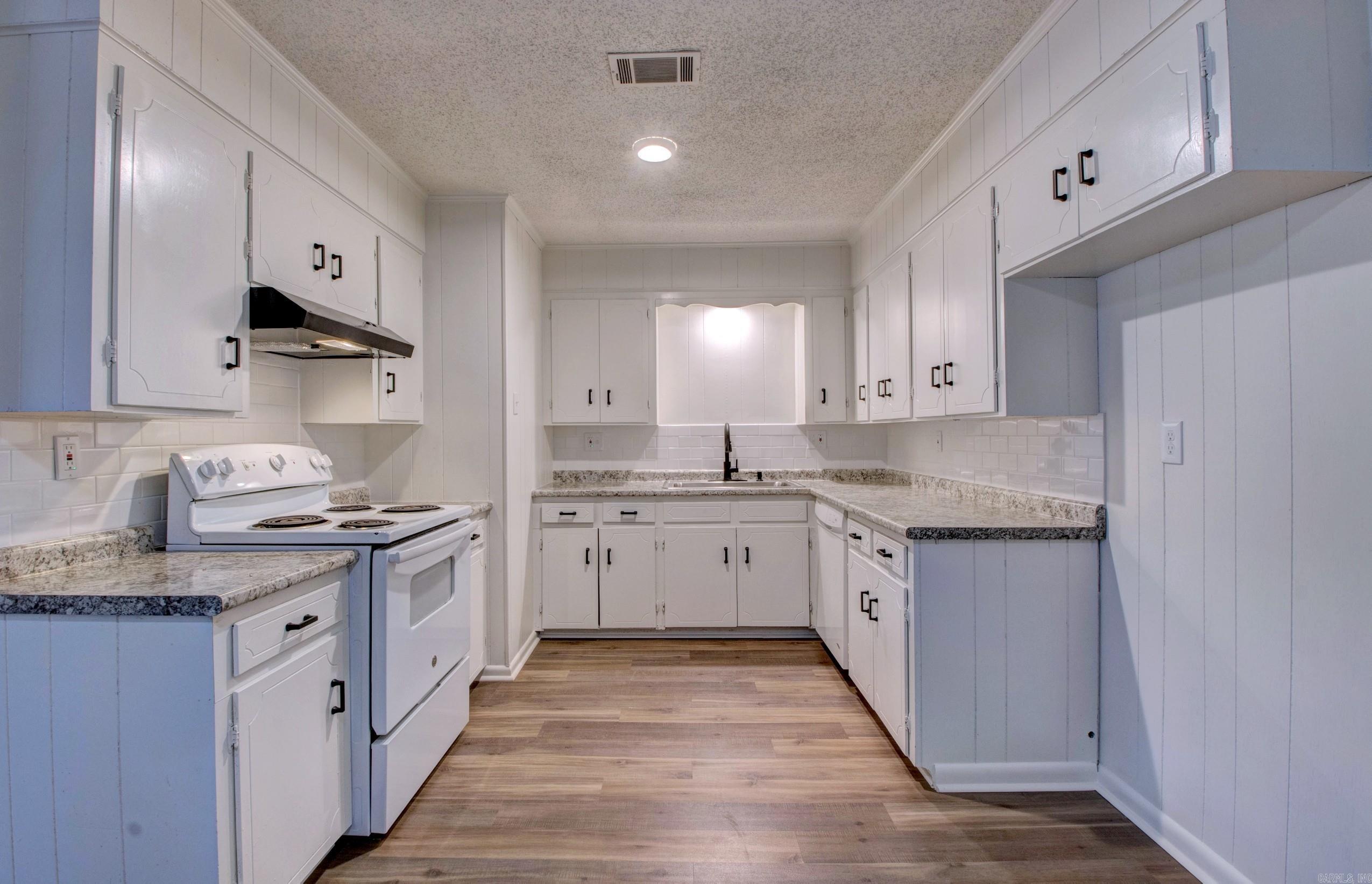 1905 Labette Manor  LITTLE FLOCK, AR