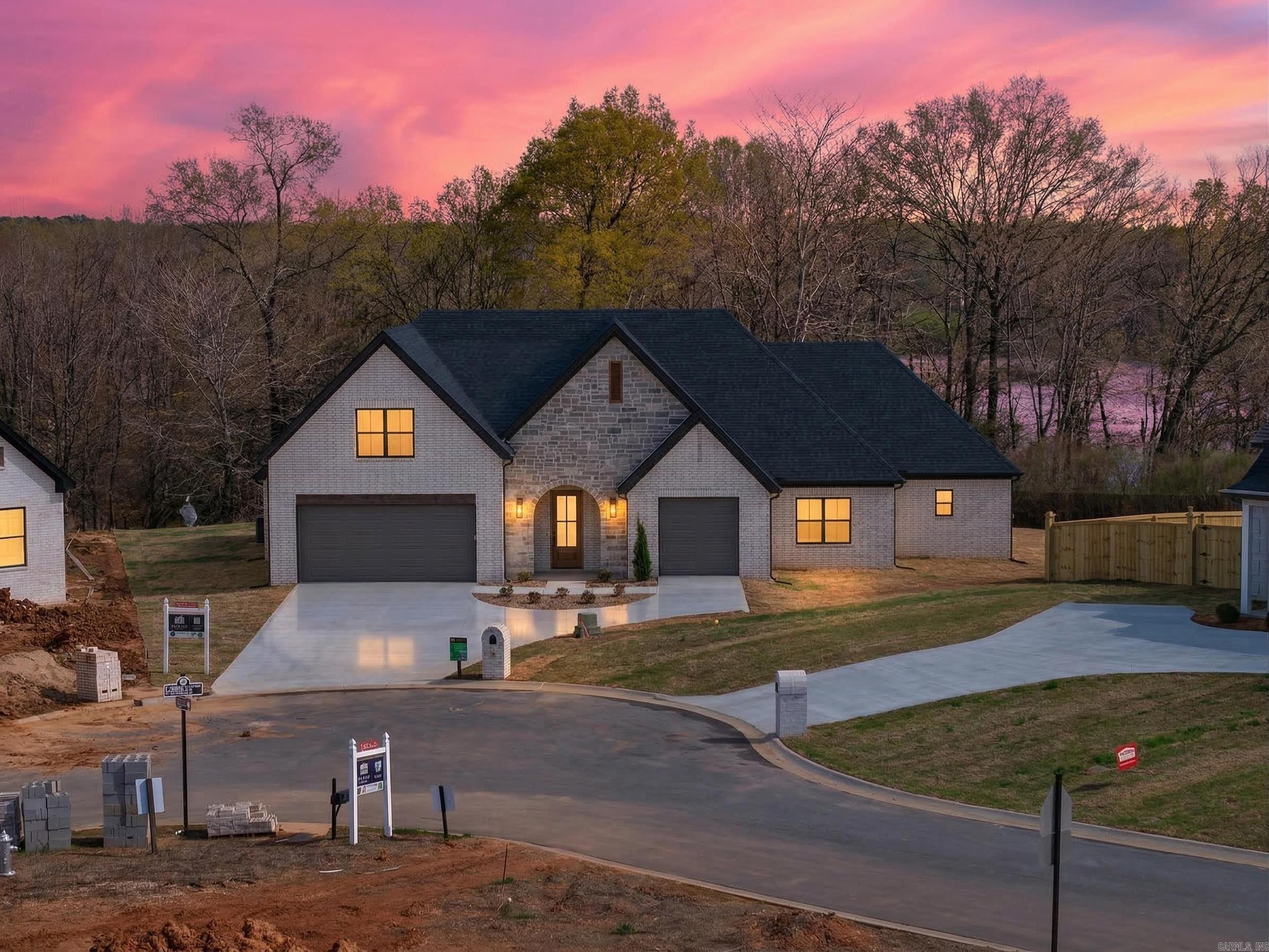 60 Lucia  Maumelle, AR