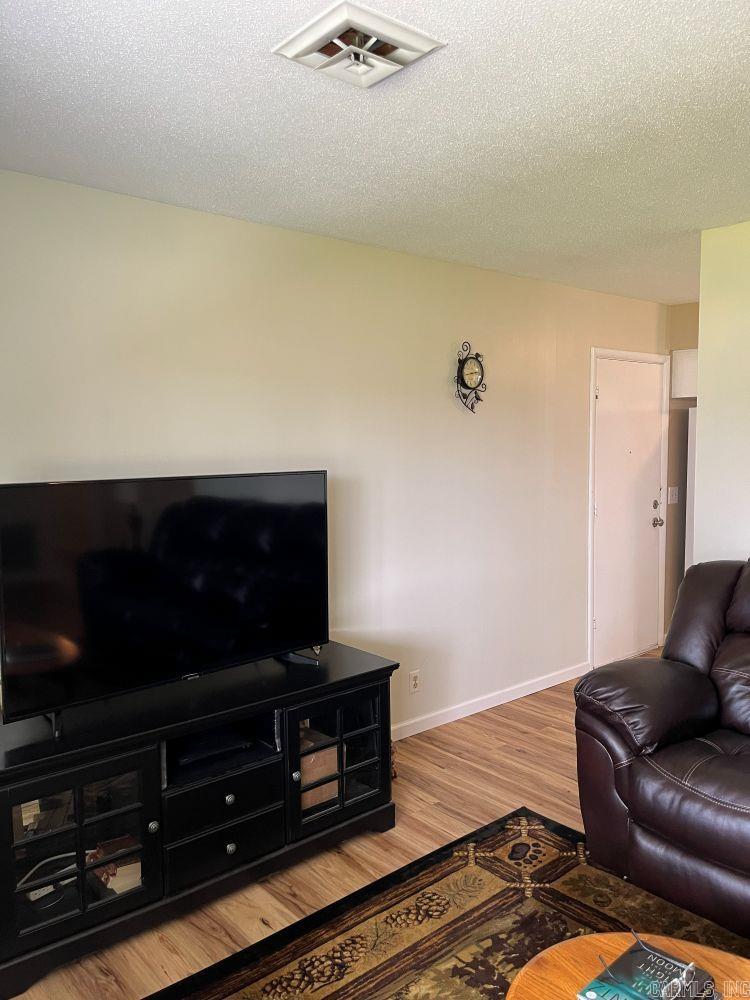 25 Su  Mountain Home, AR