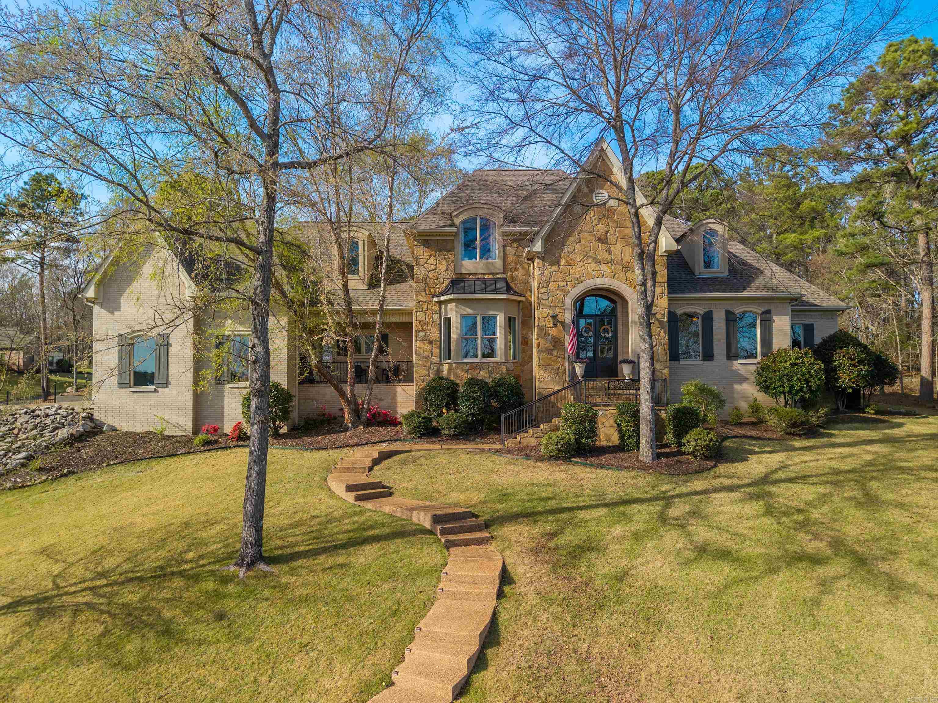 302 Oak Shores Circle