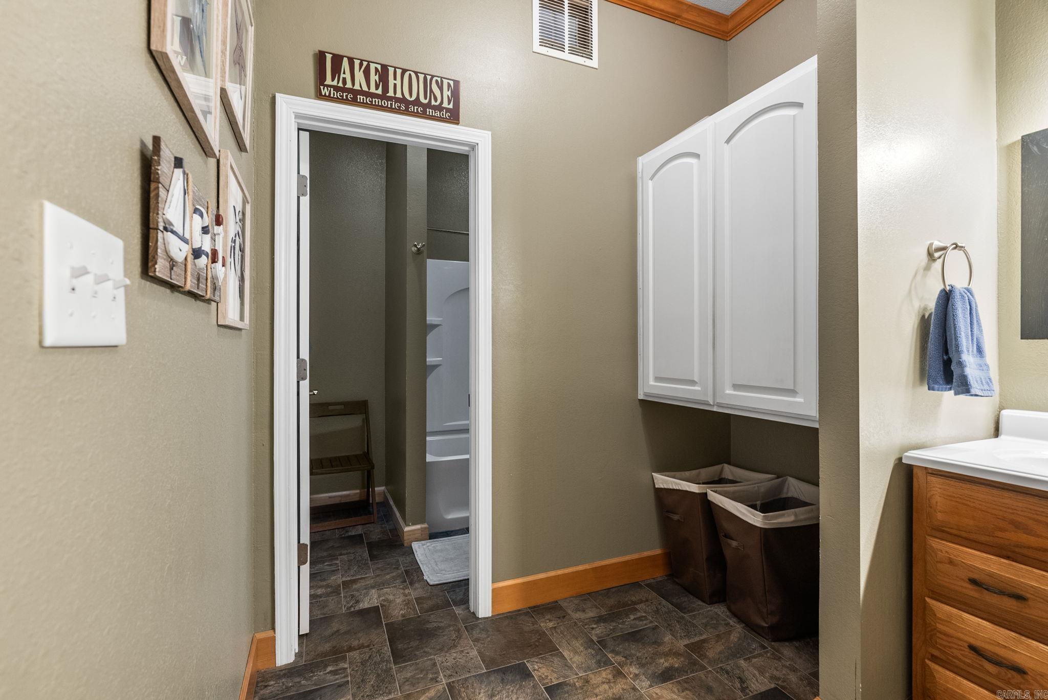 4299 Lake Drive  Clinton, AR