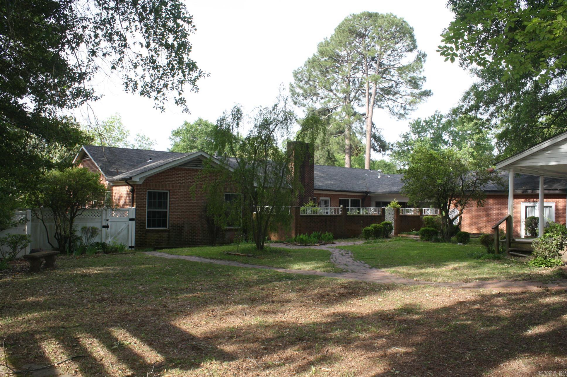 524 W Sypert Street Nashville, AR 71852