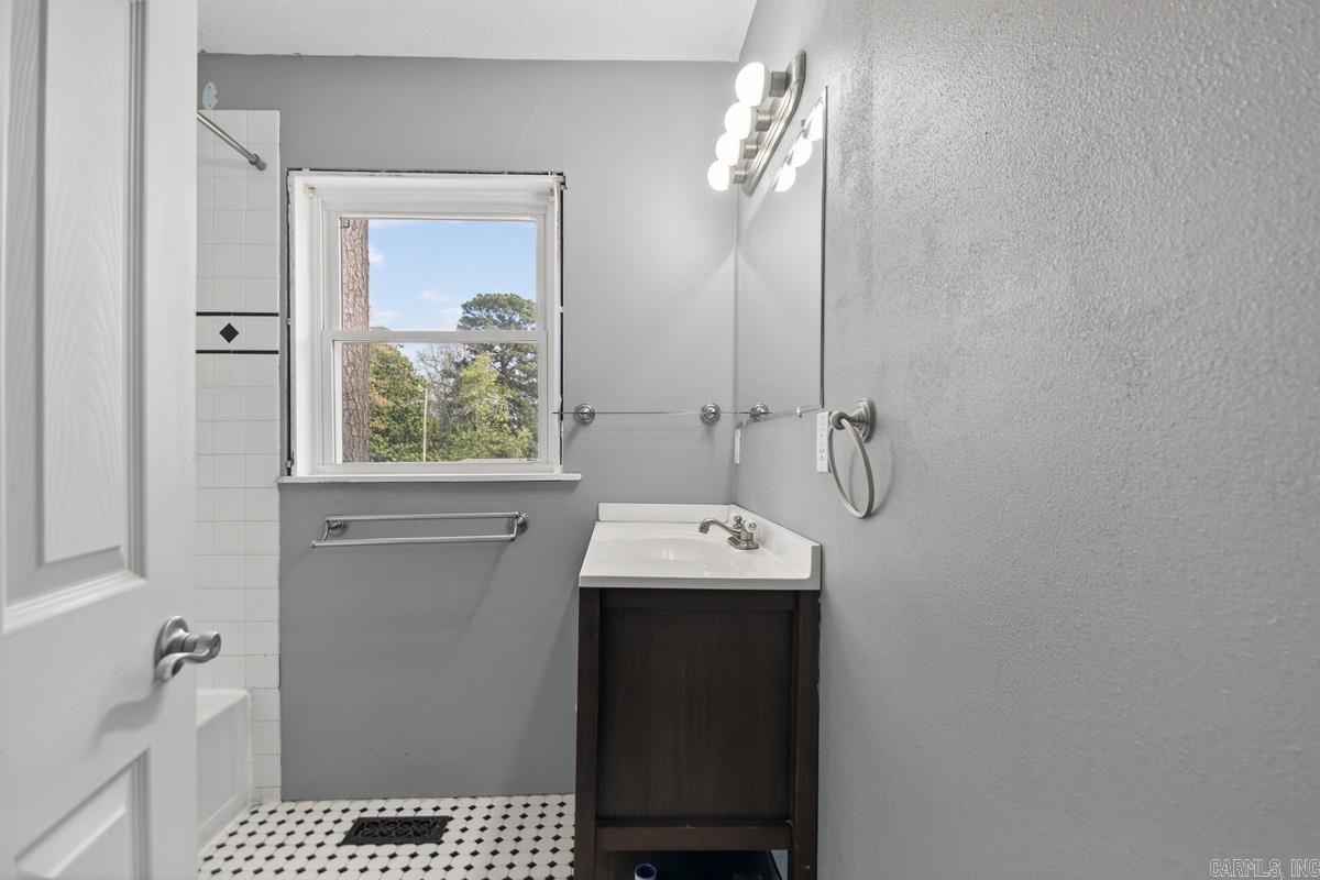 1110 Oakwood  Benton, AR