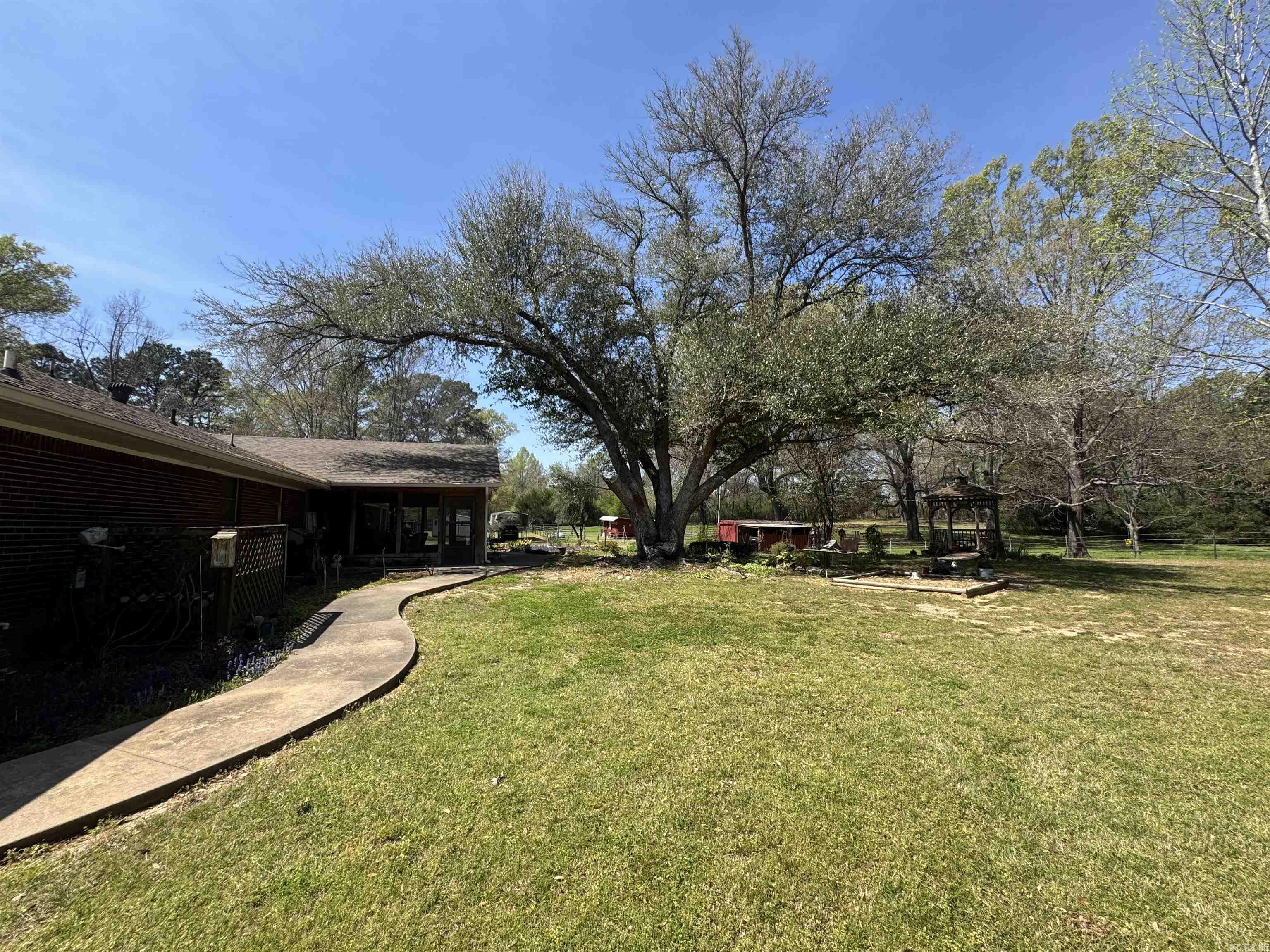 721 W George Pike Ln  DeWitt, AR