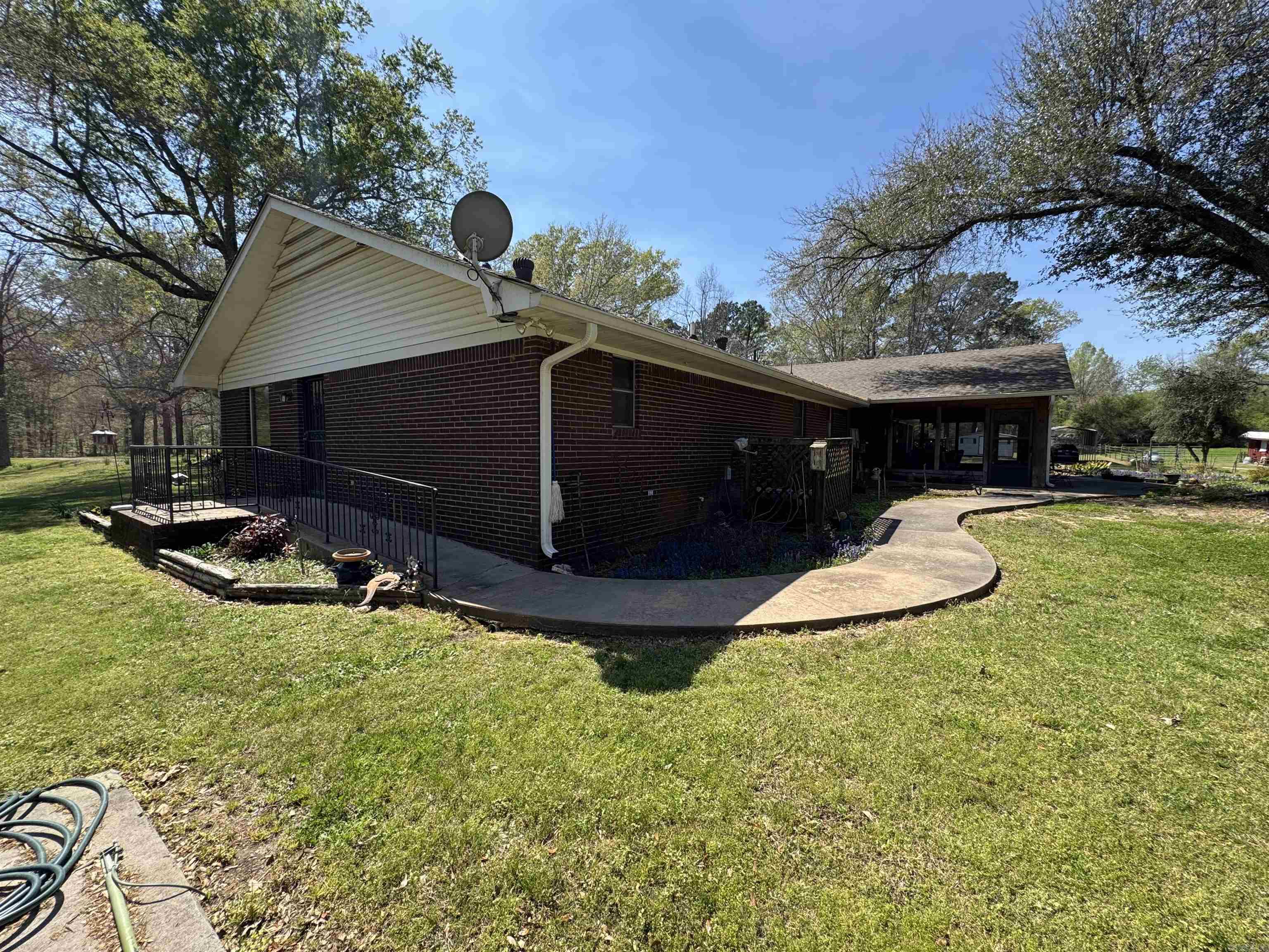 721 W George Pike Ln  DeWitt, AR