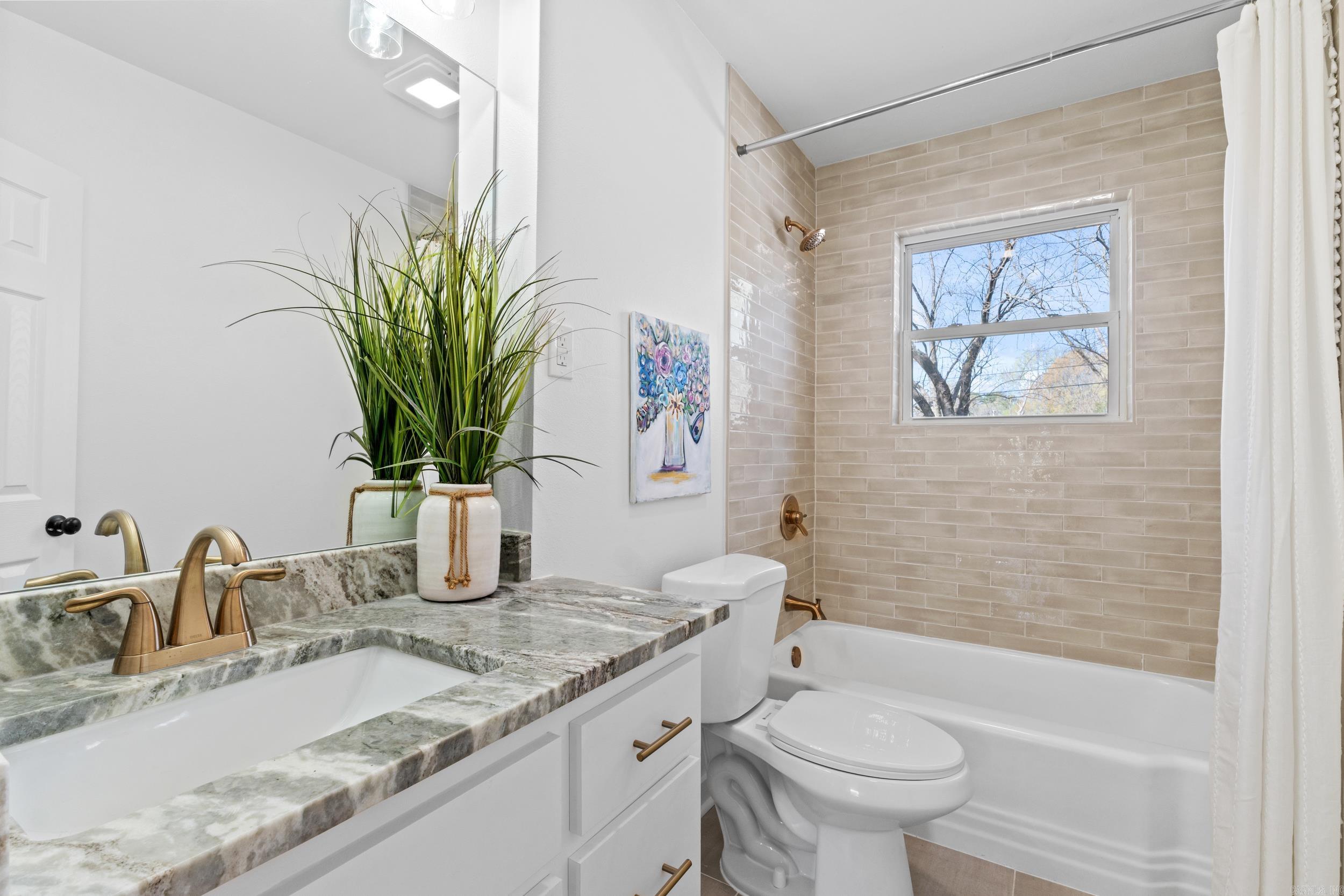 1323 Donaghey  Conway, AR