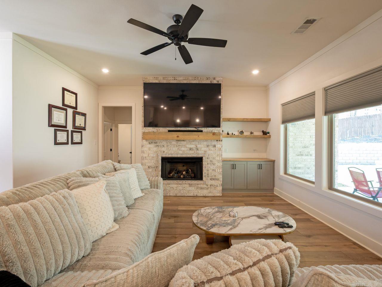 7921 S Shoreline  Benton, AR