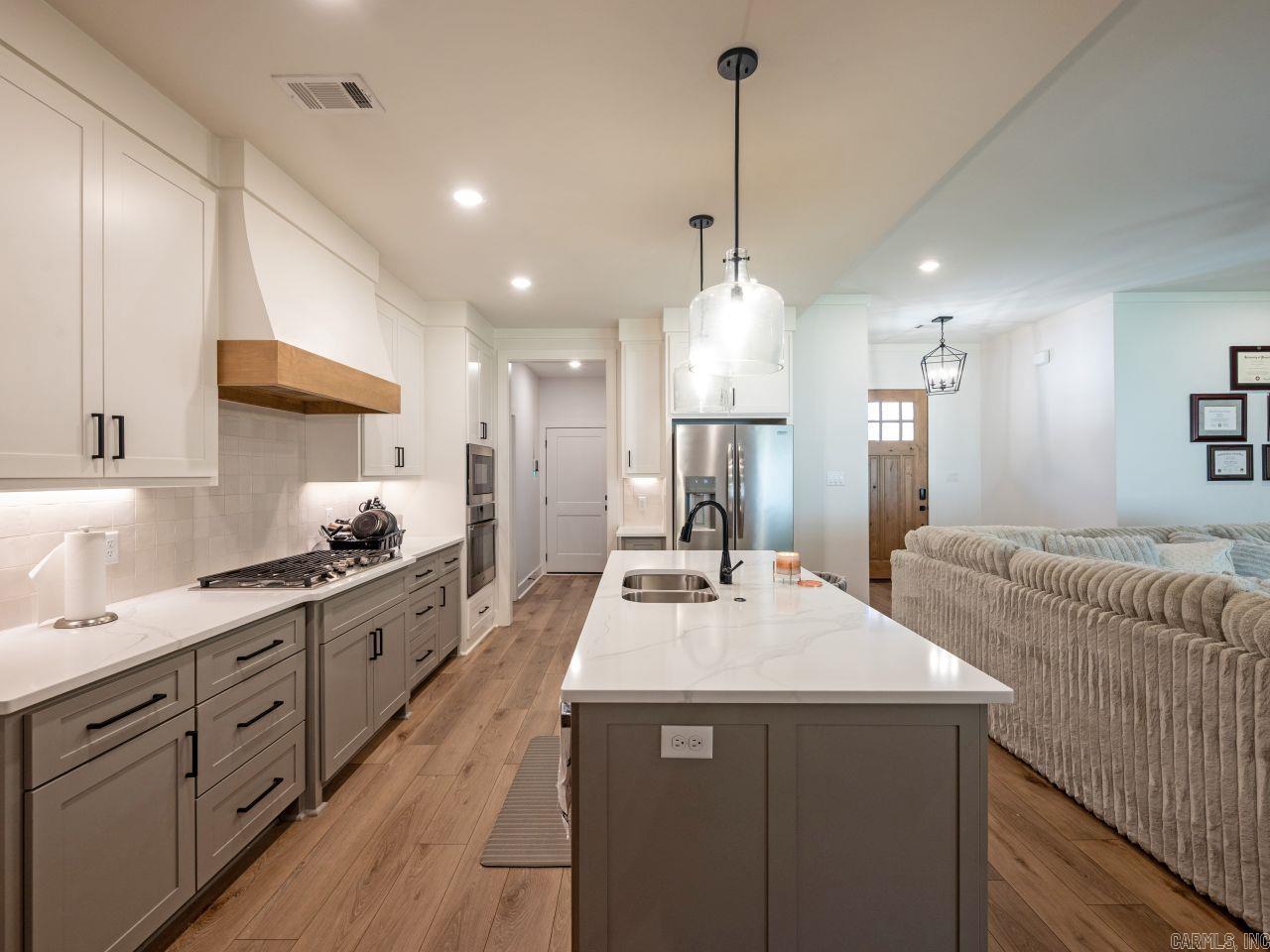 7921 S Shoreline  Benton, AR