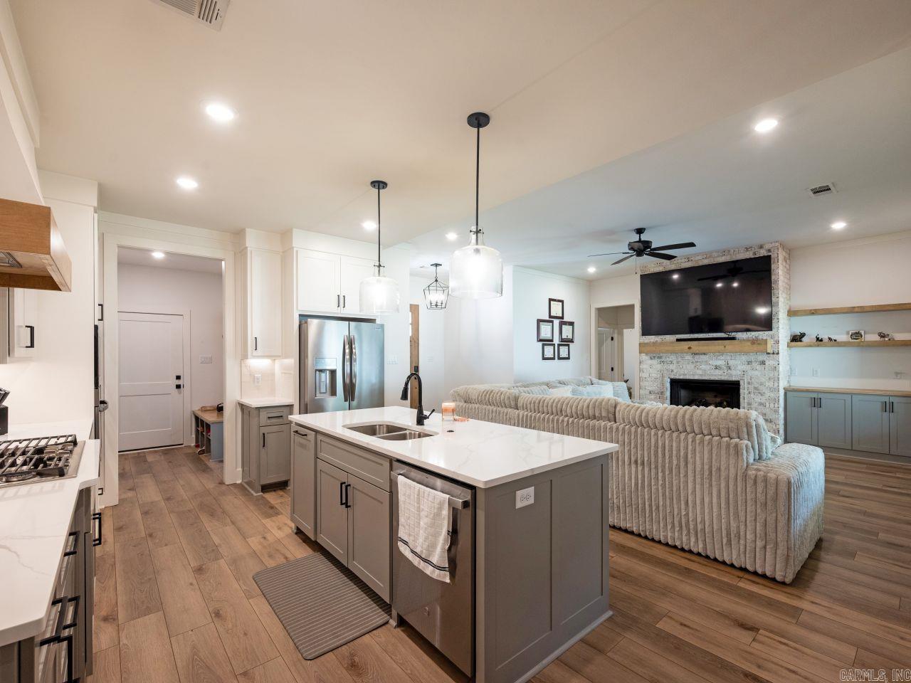 7921 S Shoreline  Benton, AR