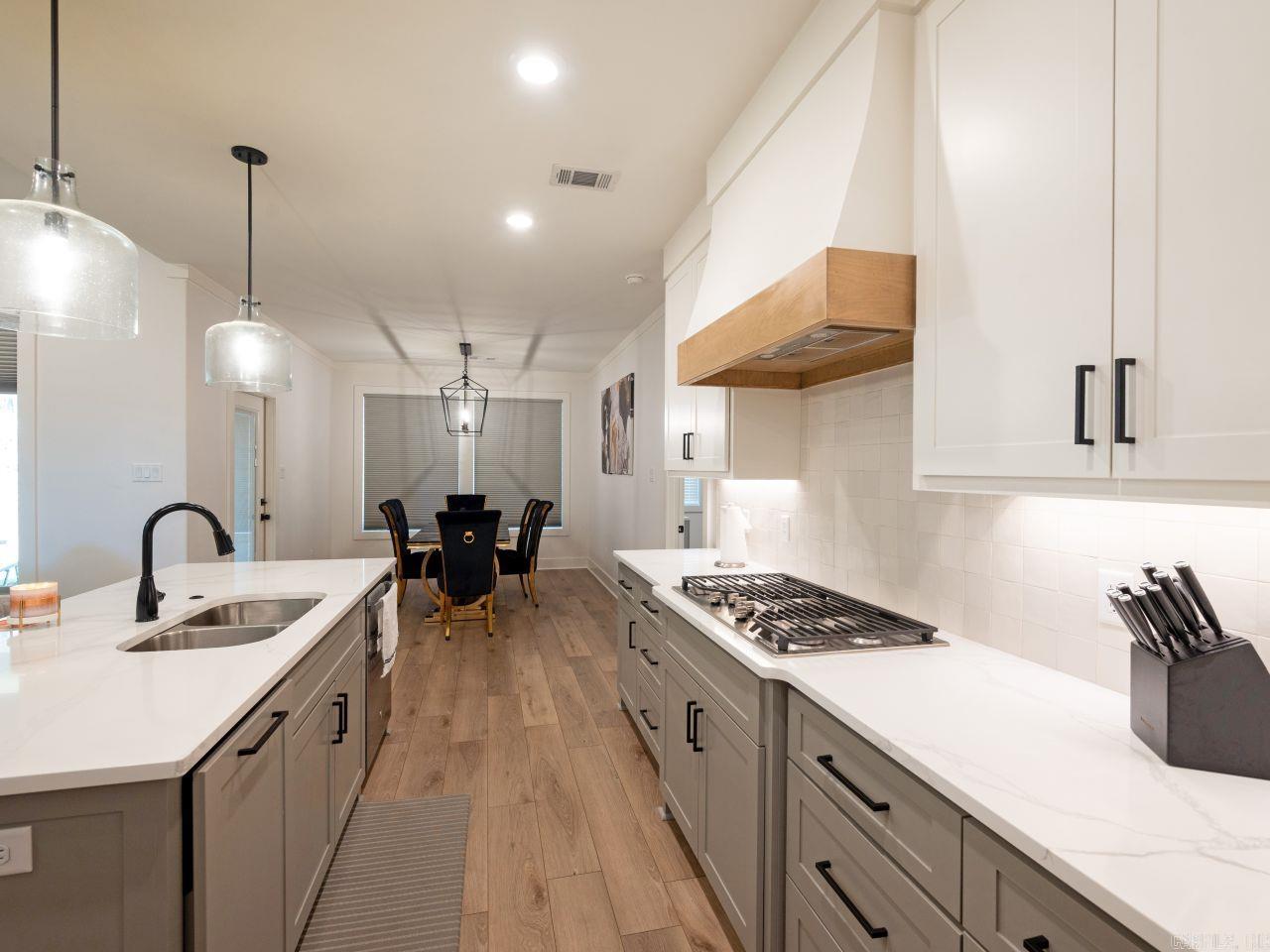 7921 S Shoreline  Benton, AR