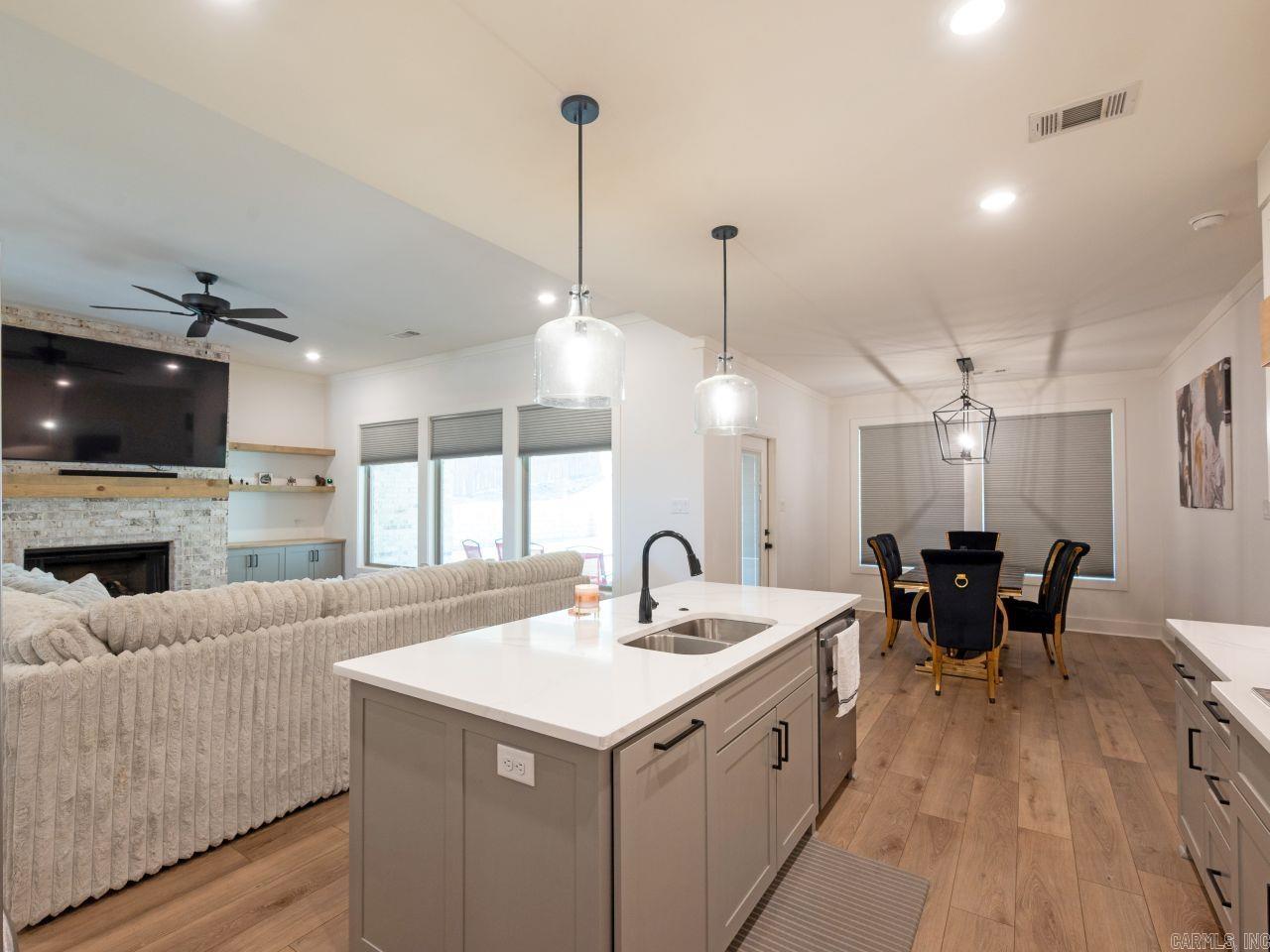 7921 S Shoreline  Benton, AR