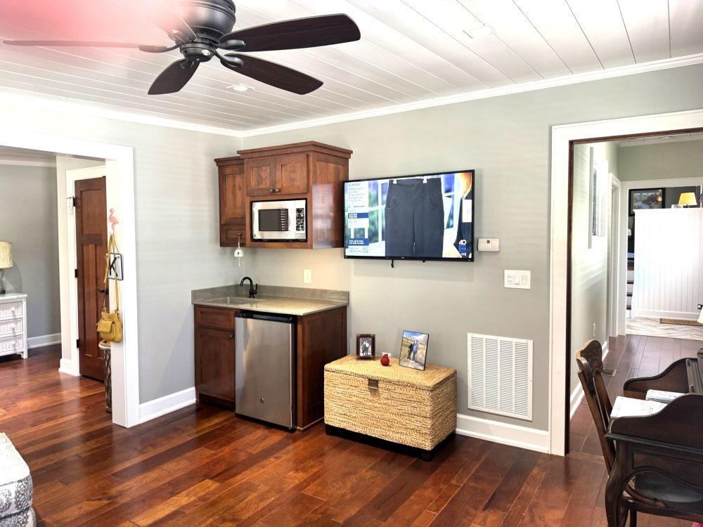 200 E Main  Hardy, AR