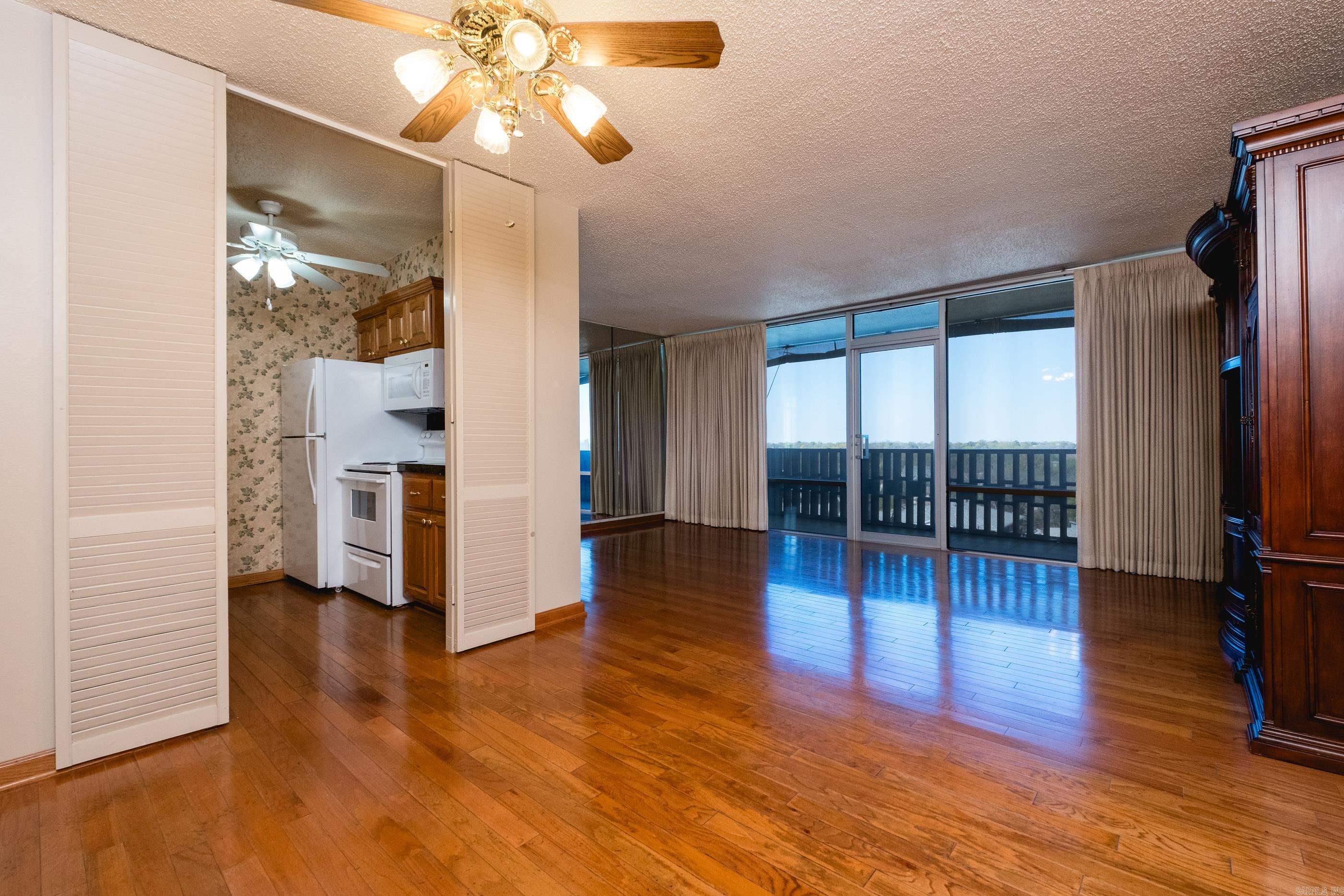 700 E 9th  11J  Little Rock, AR