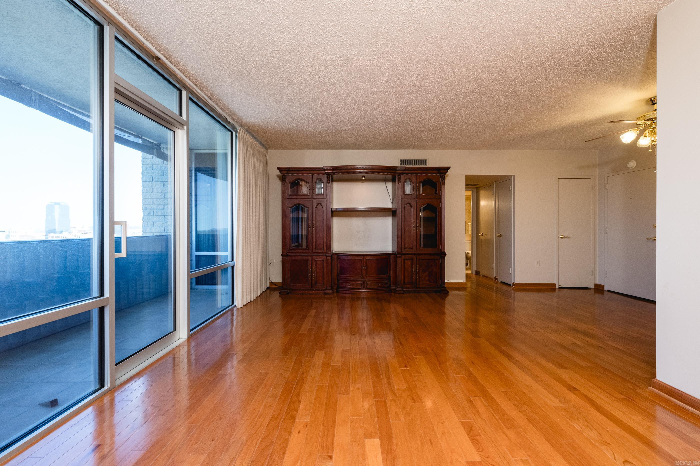 700 E 9th  11J  Little Rock, AR