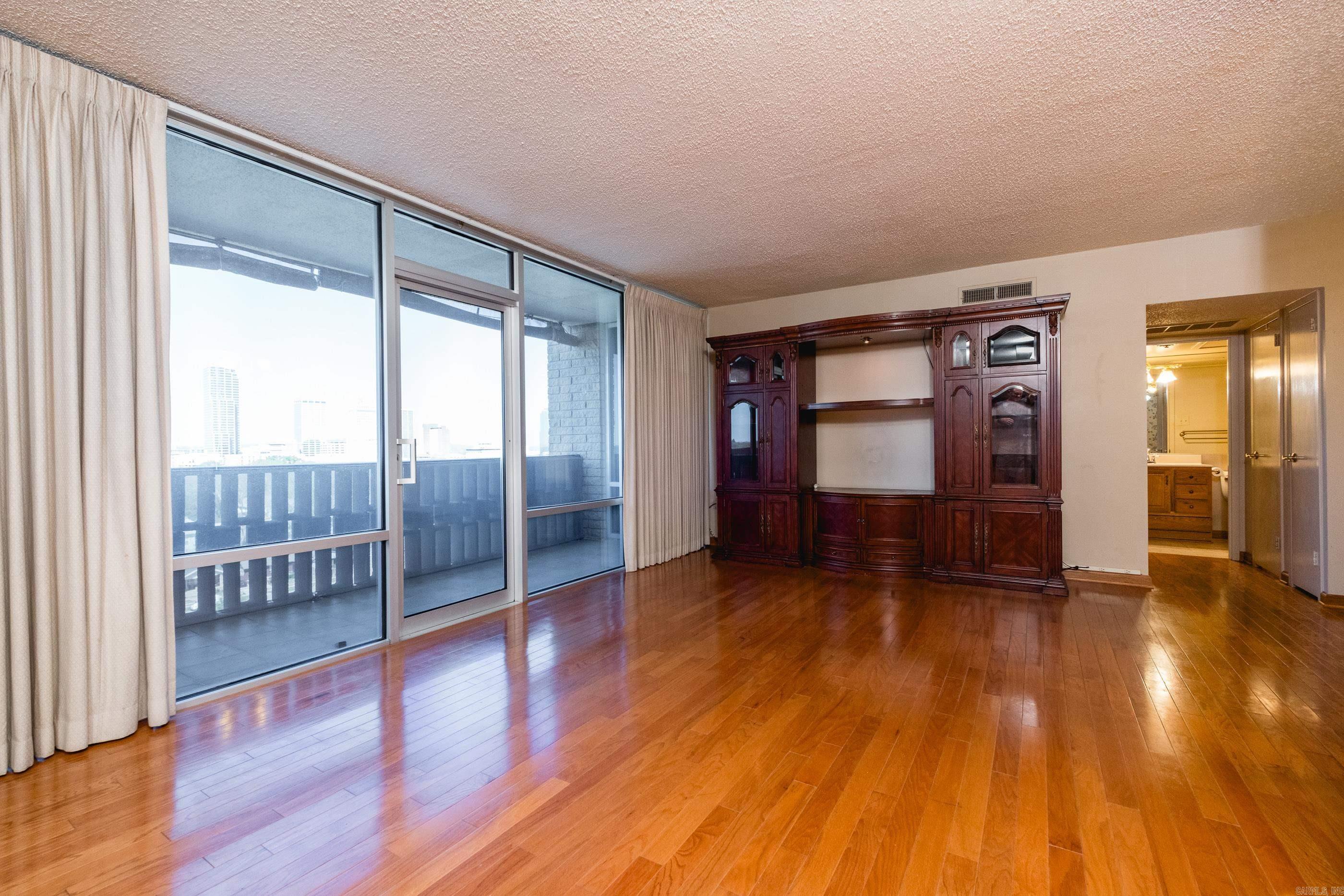 700 E 9th  11J  Little Rock, AR