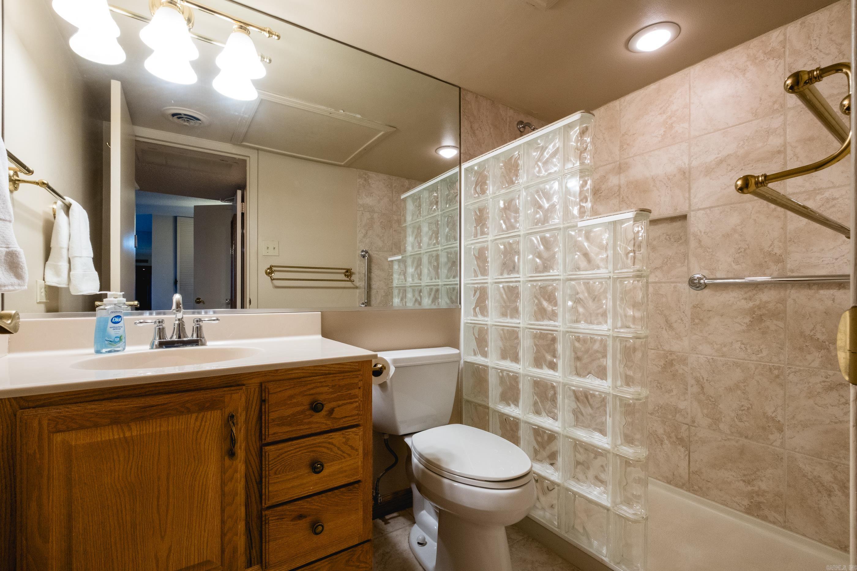 700 E 9th  11J  Little Rock, AR