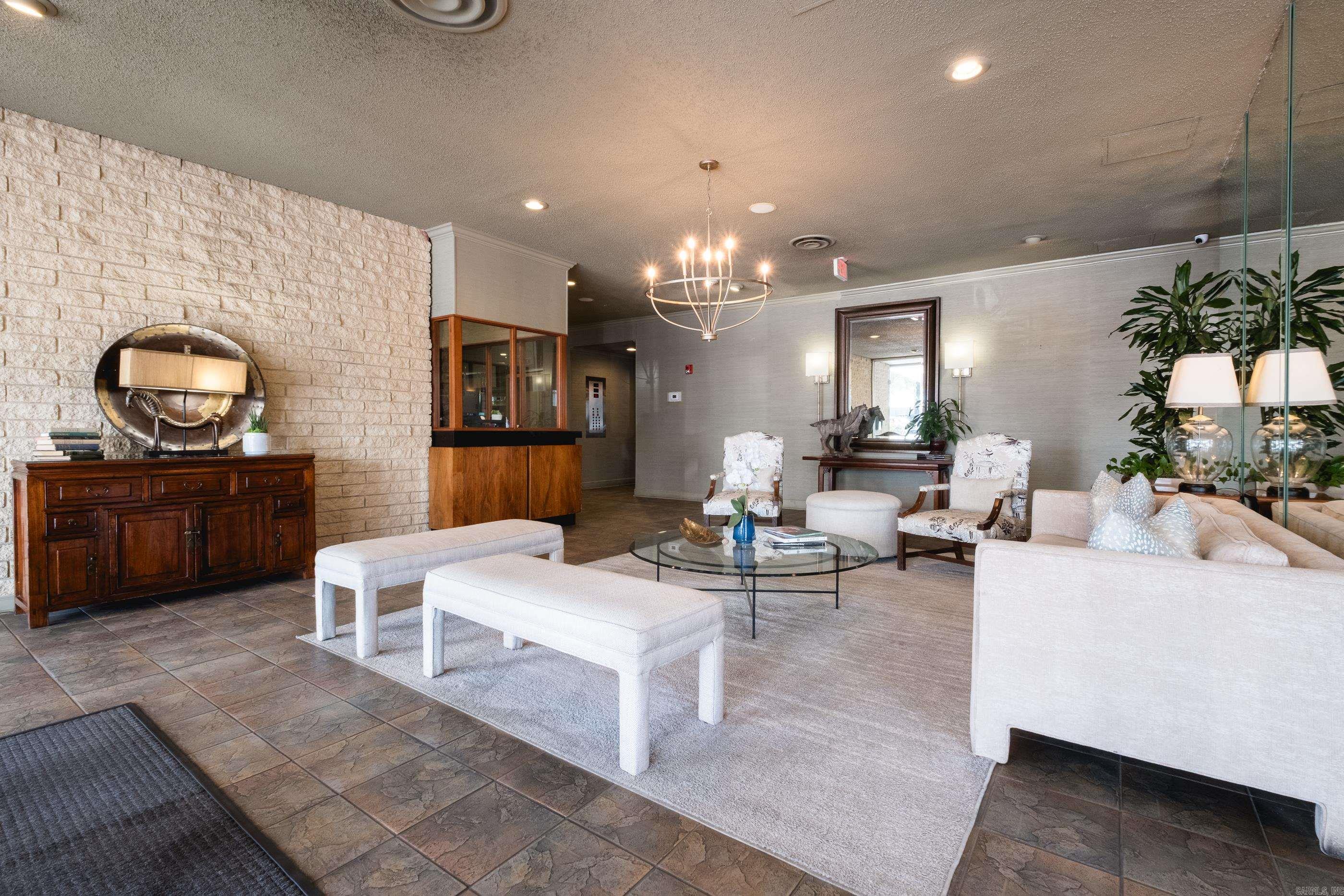 700 E 9th  11J  Little Rock, AR